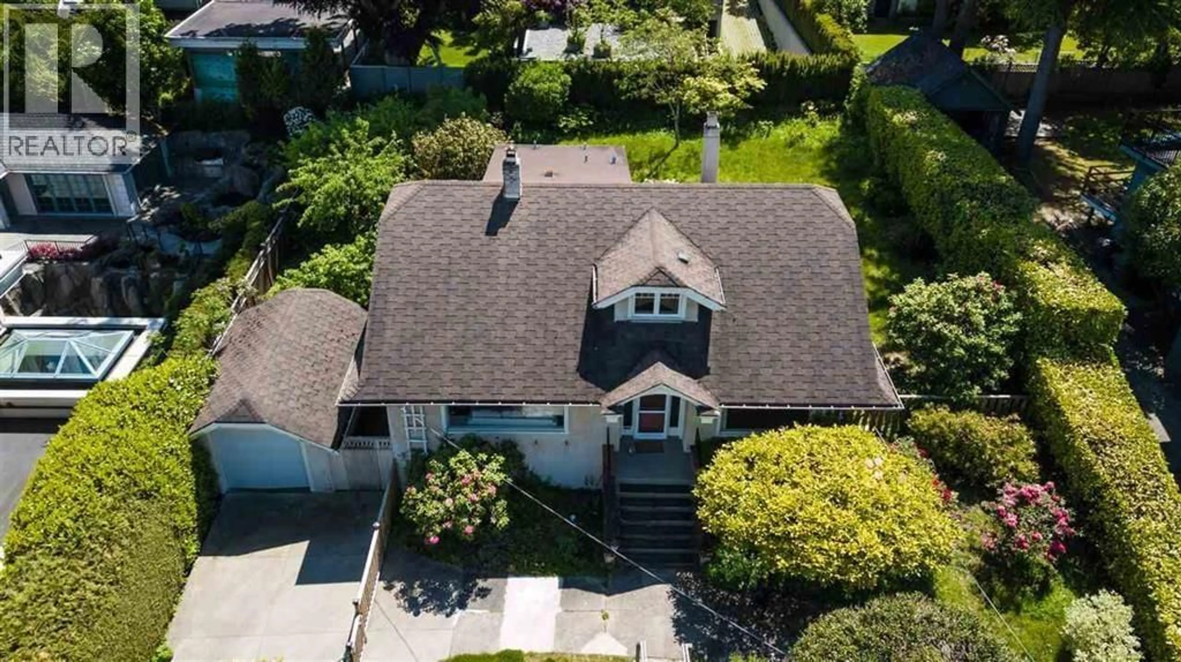 A pic from outside/outdoor area/front of a property/back of a property/a pic from drone, street for 4674 4TH AVENUE, Vancouver British Columbia V6R1R5