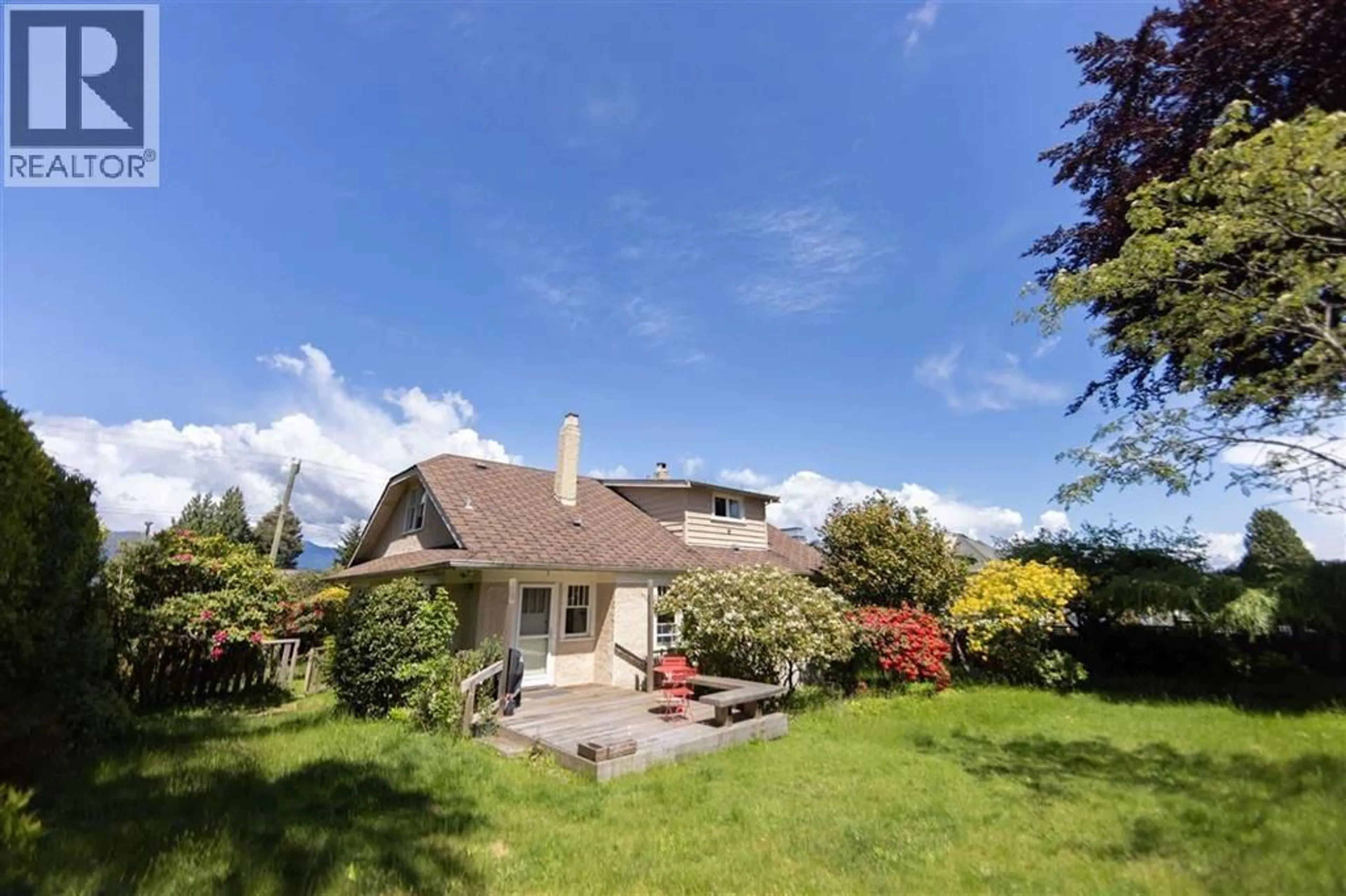 A pic from outside/outdoor area/front of a property/back of a property/a pic from drone, unknown for 4674 4TH AVENUE, Vancouver British Columbia V6R1R5