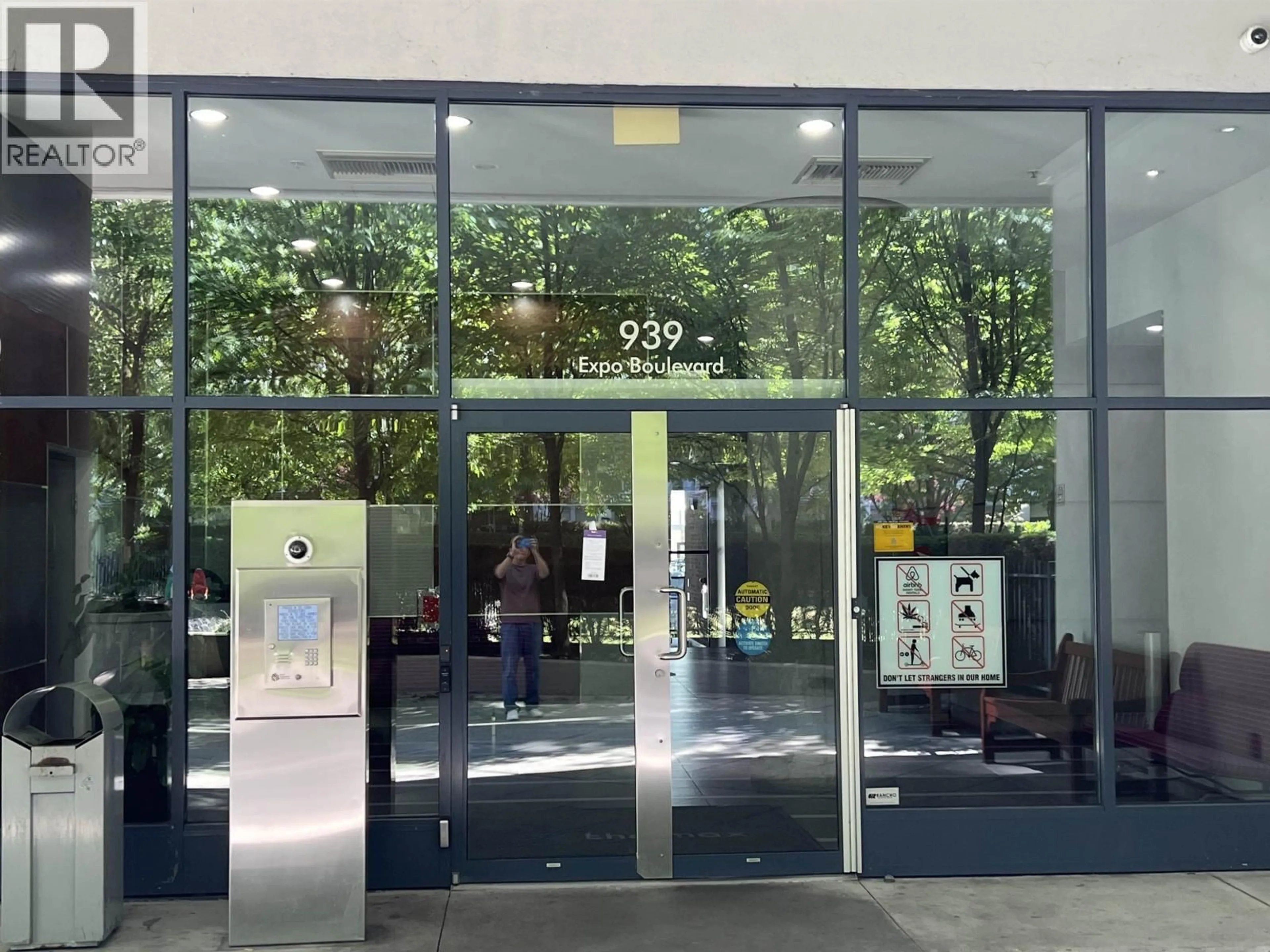 Indoor foyer for 1707 - 939 EXPO BOULEVARD, Vancouver British Columbia V6Z3G7