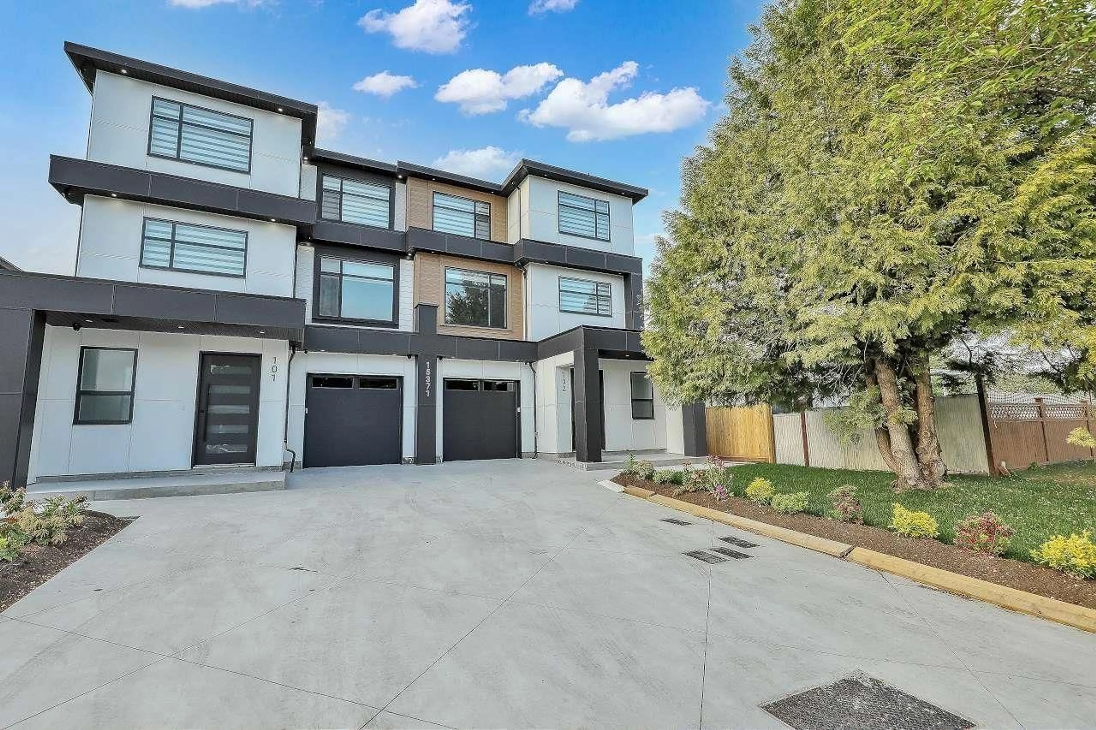 Home with brick exterior material, street for 102 - 15371 94 AVENUE, Surrey British Columbia V3R1E3