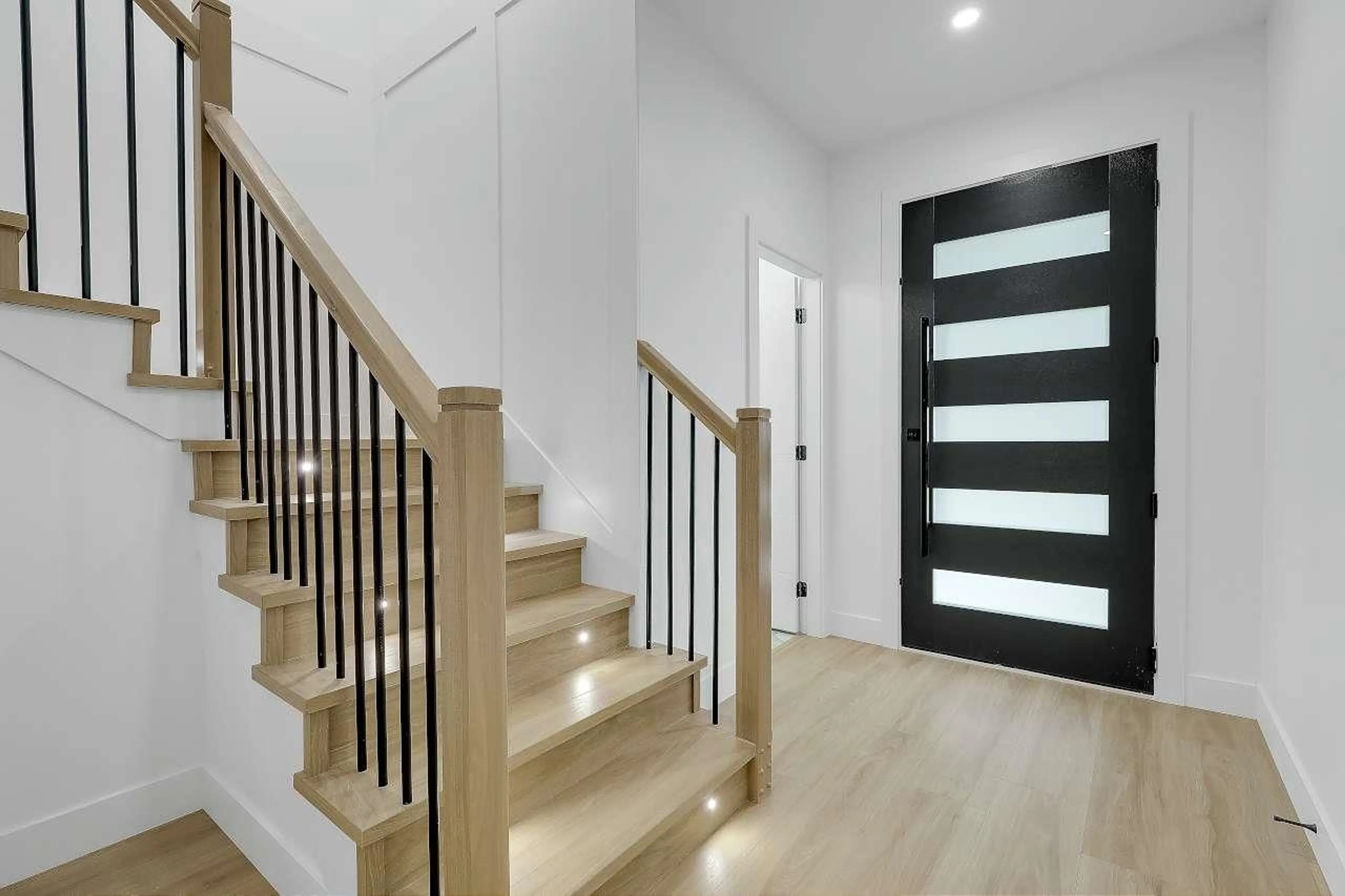Indoor entryway for 102 - 15371 94 AVENUE, Surrey British Columbia V3R1E3