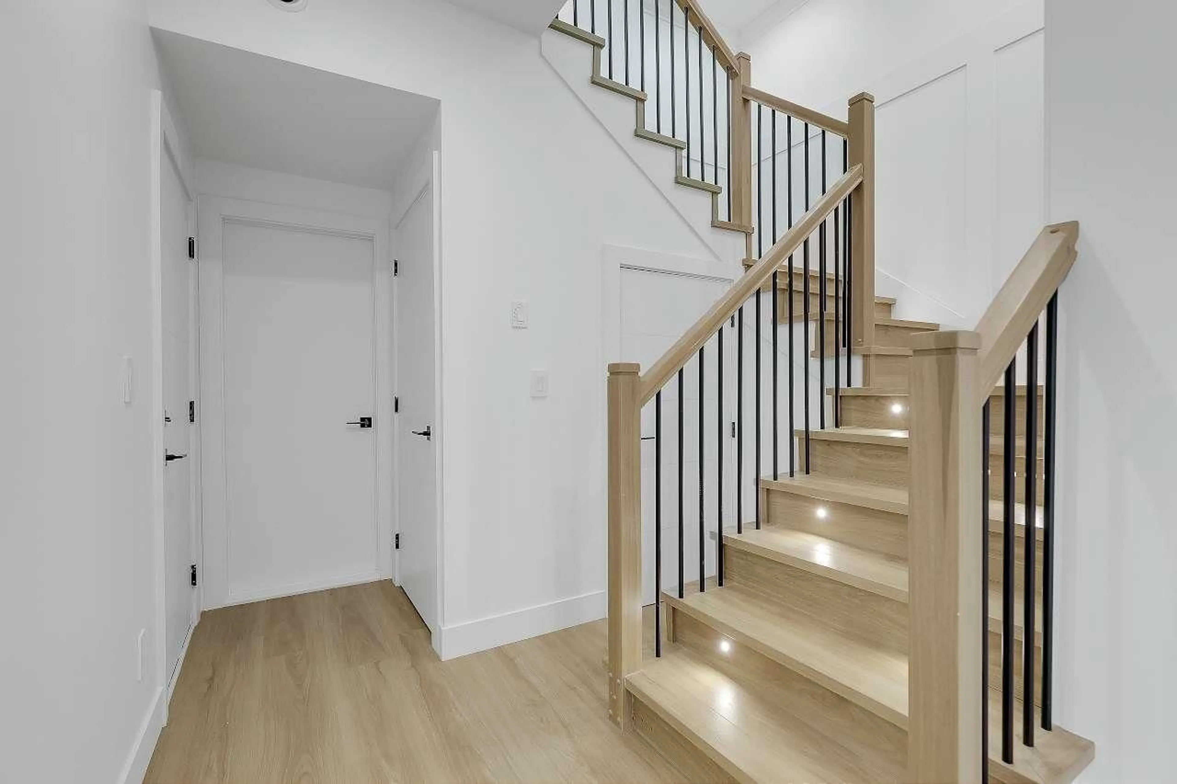 Stairs for 102 - 15371 94 AVENUE, Surrey British Columbia V3R1E3