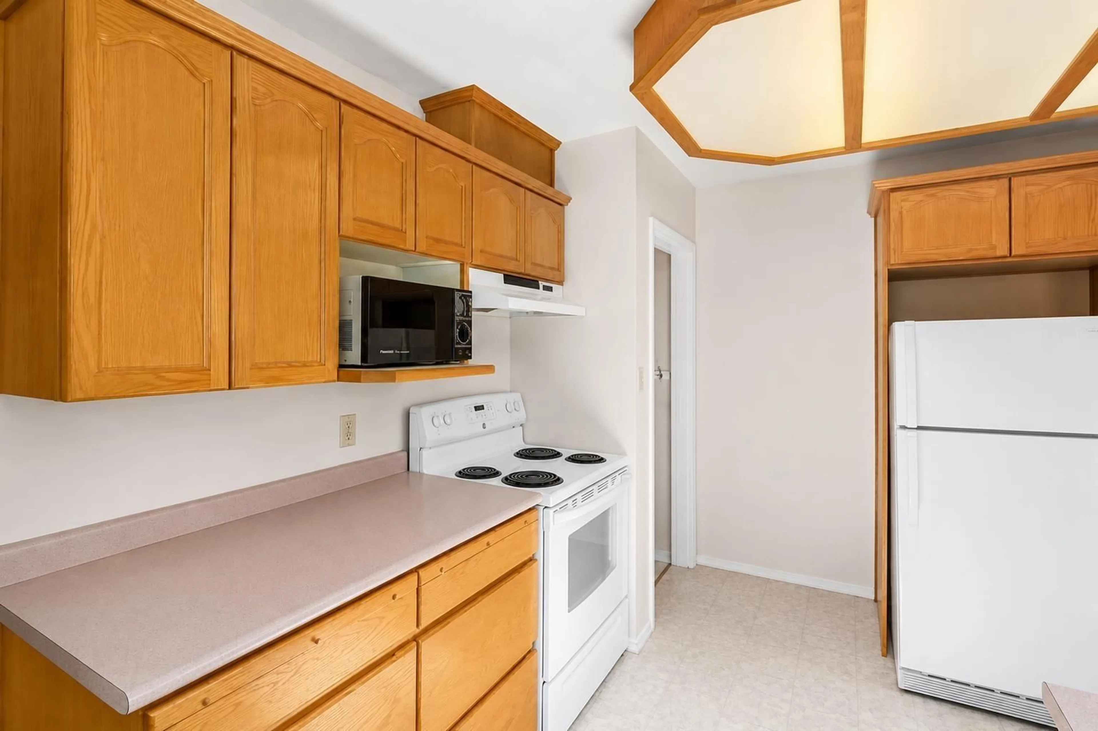 Standard kitchen, unknown for 9835 ANGUS DRIVE, Chilliwack British Columbia V2P6A8