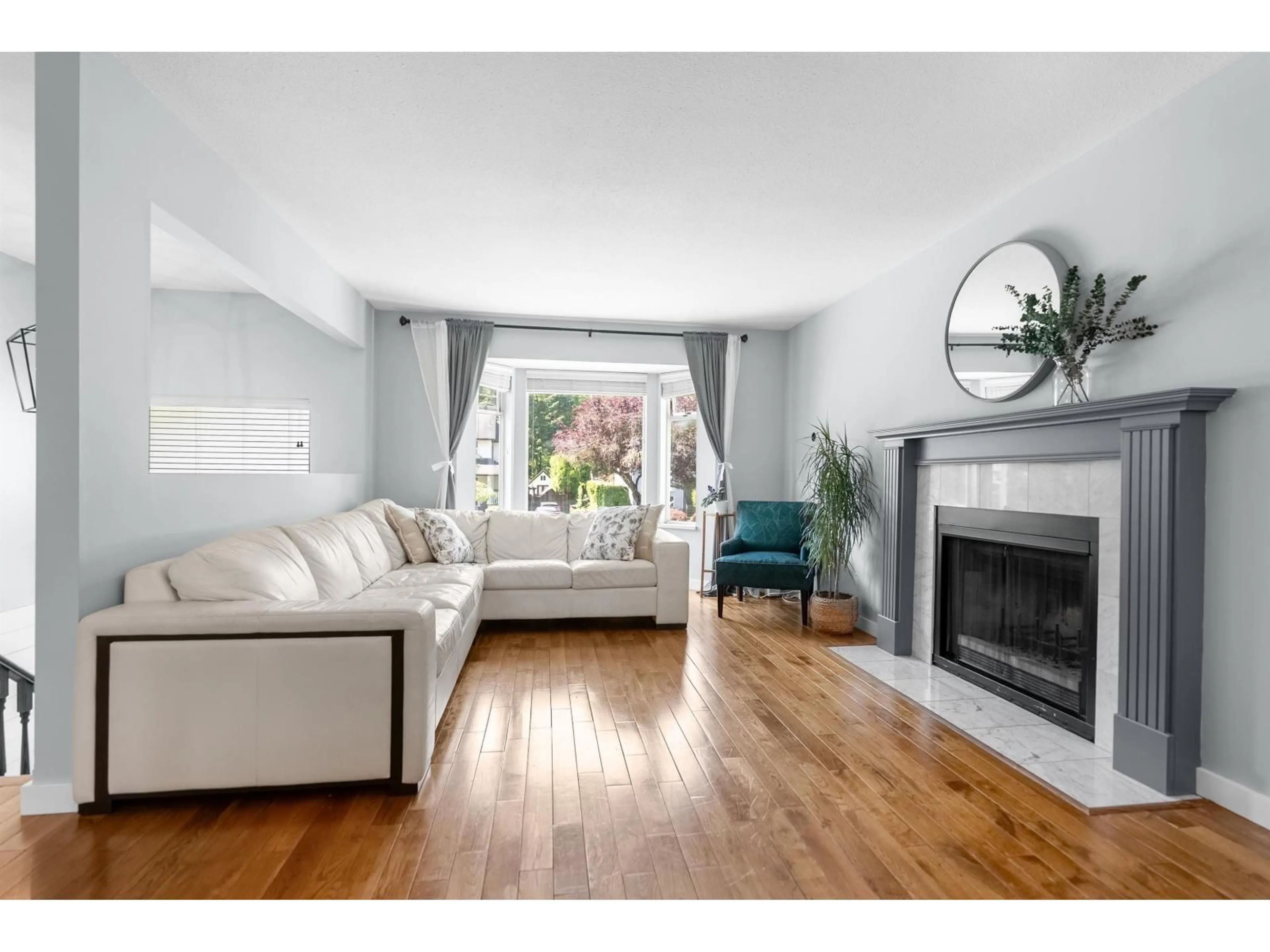 Living room with furniture, wood/laminate floor for 9242 209A CRESCENT, Langley British Columbia V1M1T5
