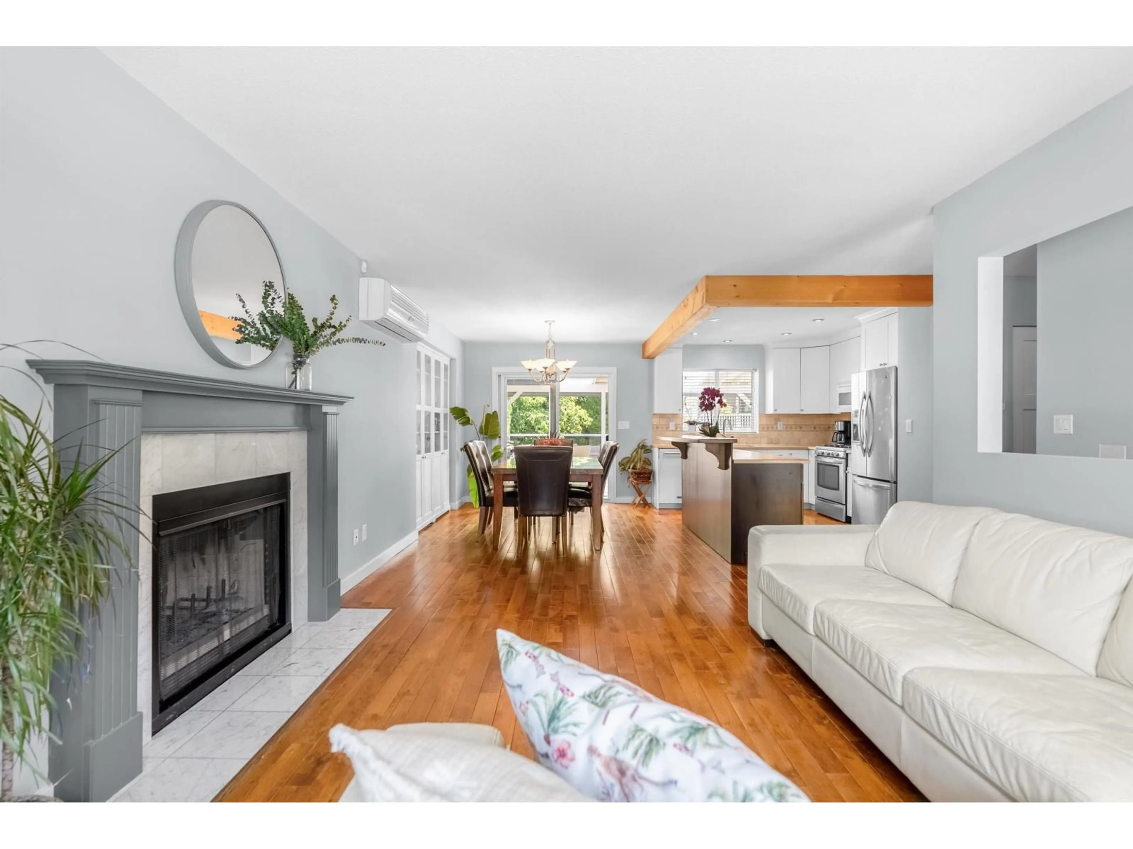 Living room with furniture, wood/laminate floor for 9242 209A CRESCENT, Langley British Columbia V1M1T5