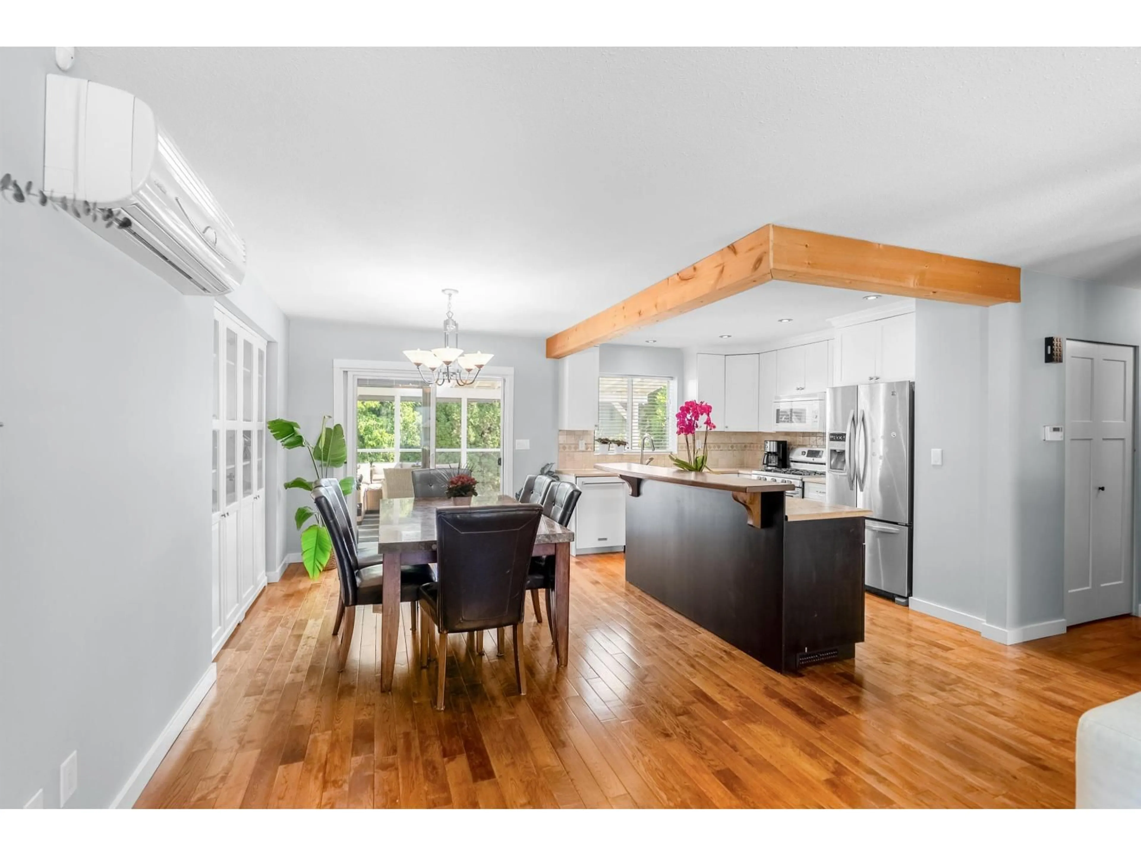 Open concept kitchen, wood/laminate floor for 9242 209A CRESCENT, Langley British Columbia V1M1T5