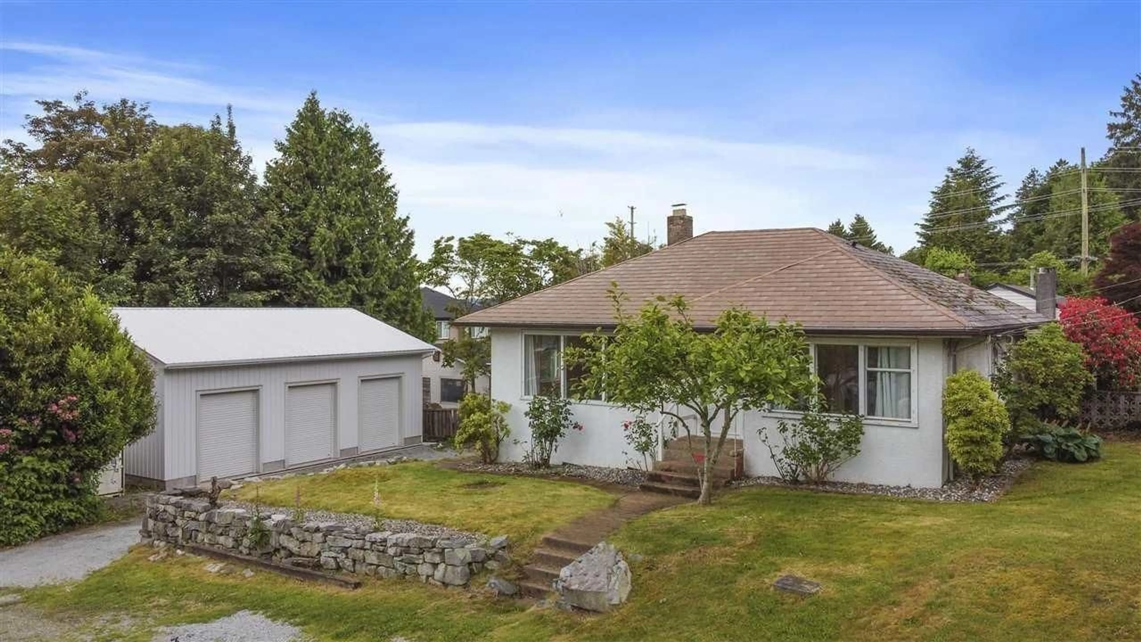 A pic from outside/outdoor area/front of a property/back of a property/a pic from drone, street for 7489 MAPLE STREET, Mission British Columbia V2V3N8