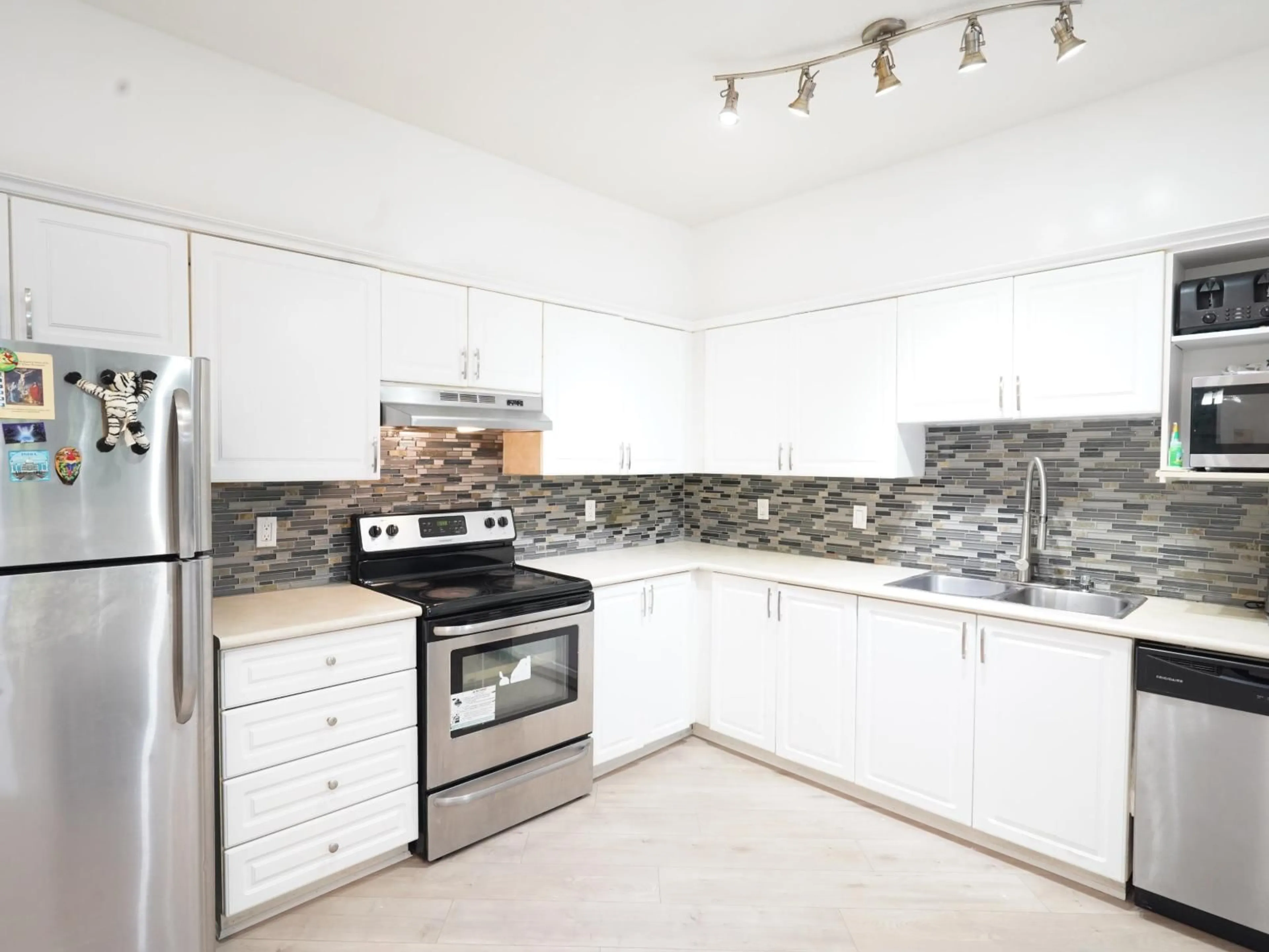 Standard kitchen, ceramic/tile floor for 115 - 8139 121A STREET, Surrey British Columbia V3W0Z2