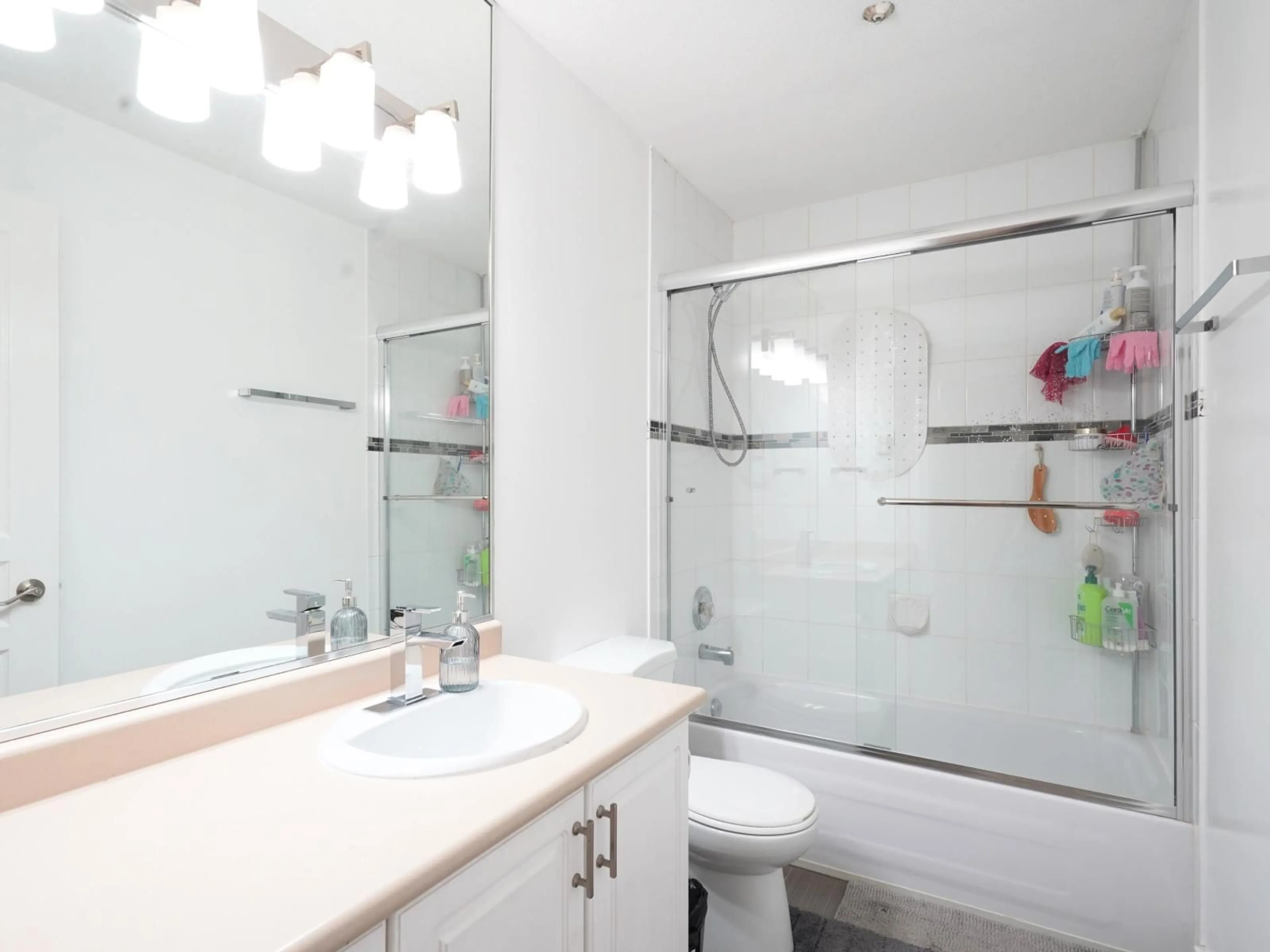 Standard bathroom, unknown for 115 - 8139 121A STREET, Surrey British Columbia V3W0Z2