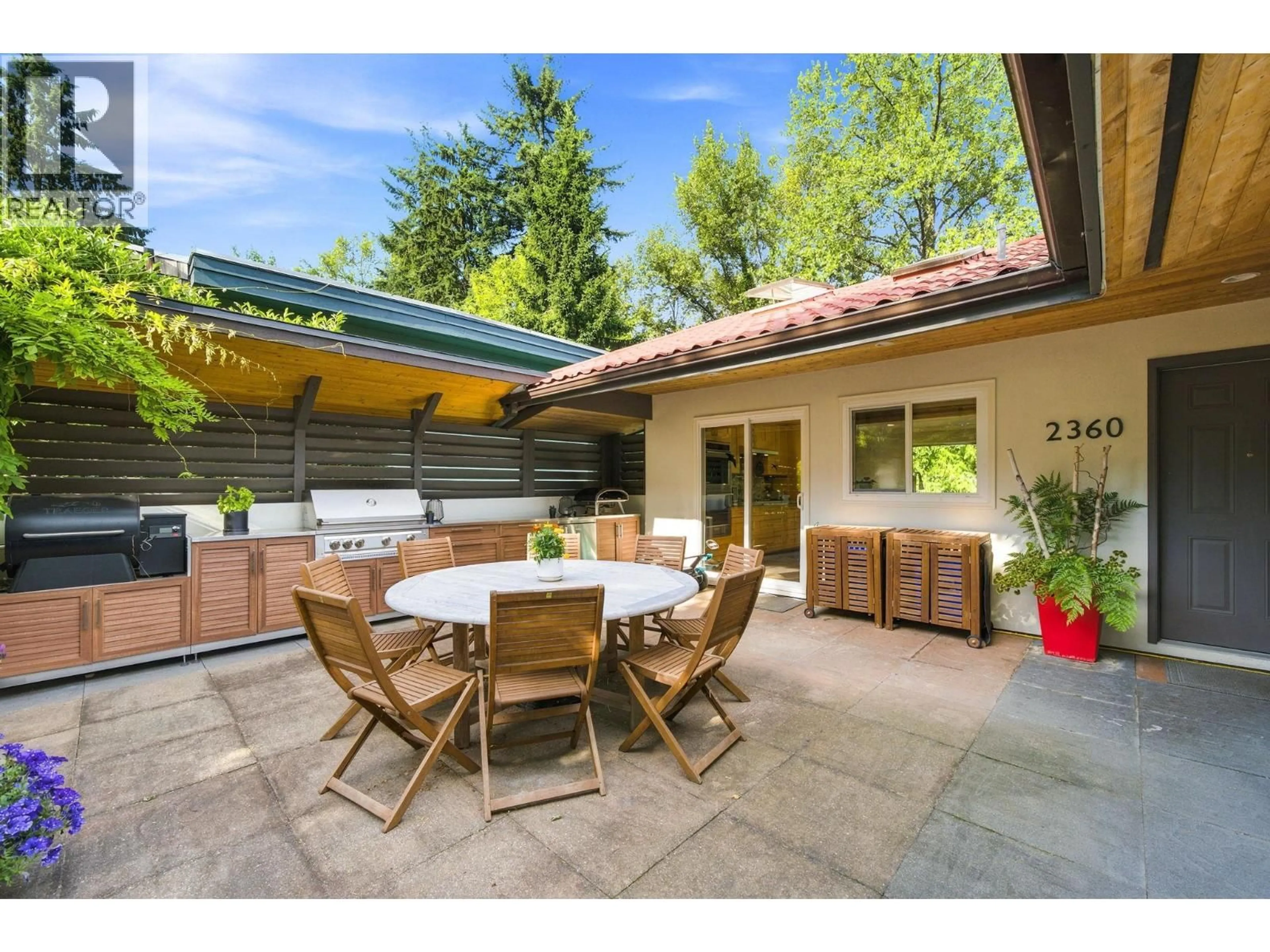 Patio, street for 2360 MACKAY AVENUE, North Vancouver British Columbia V7P2M9