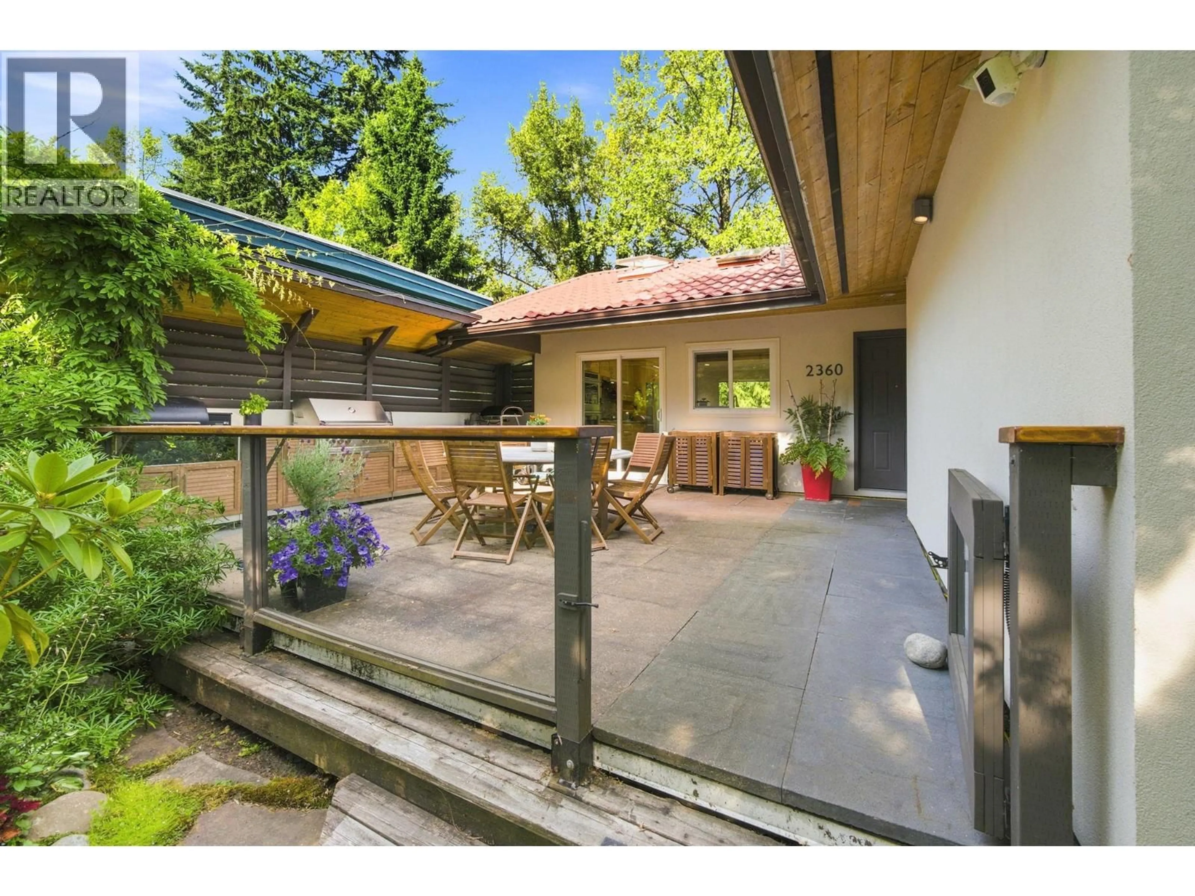 Patio, street for 2360 MACKAY AVENUE, North Vancouver British Columbia V7P2M9