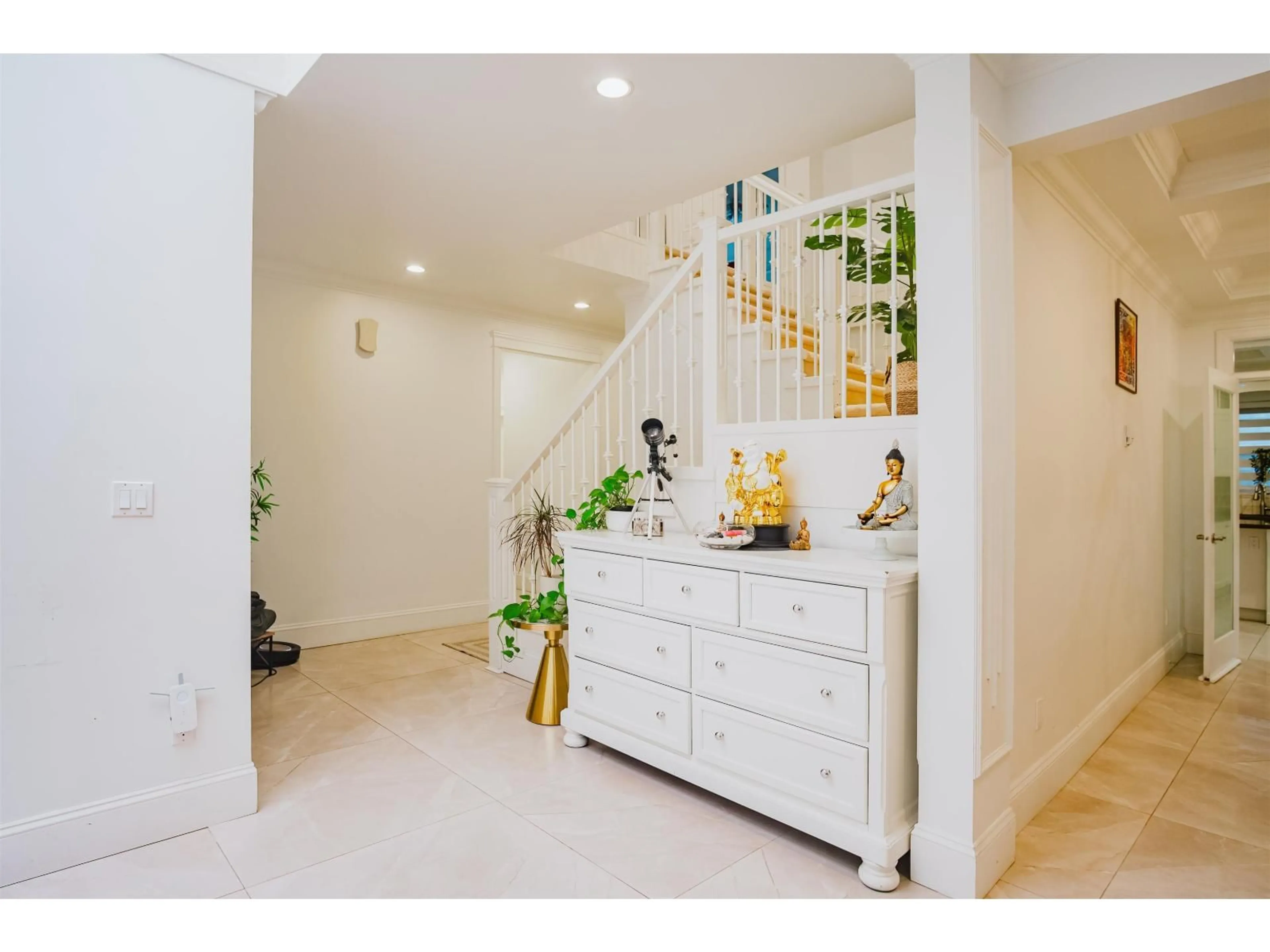 Indoor entryway for 16050 79 AVENUE, Surrey British Columbia V4N0K2