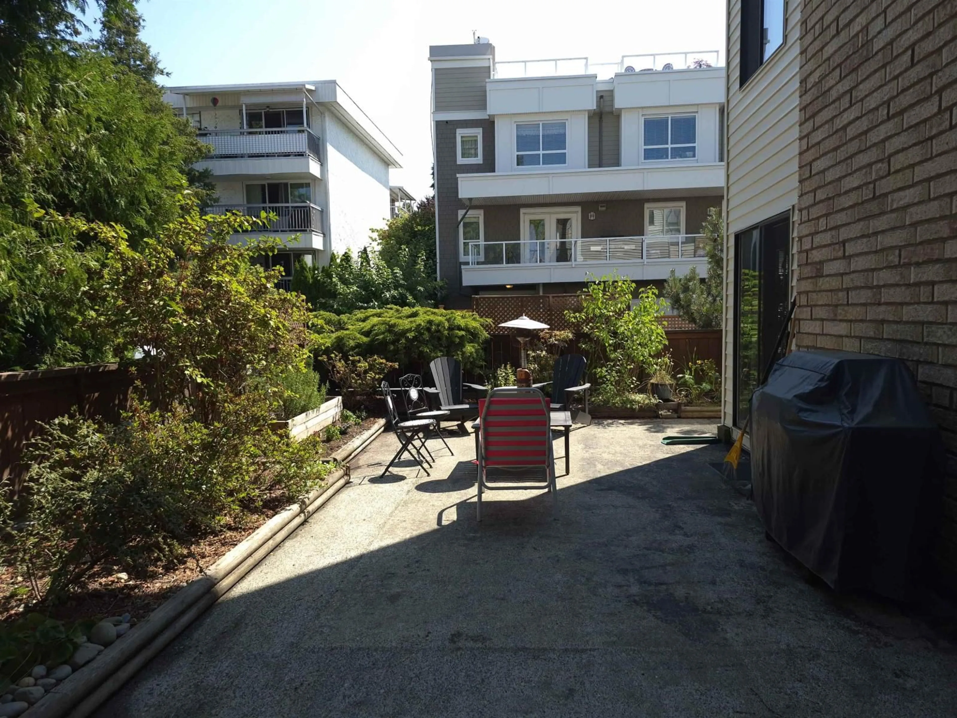Patio, street for 106 - 15265 ROPER AVENUE, White Rock British Columbia V4B2E9