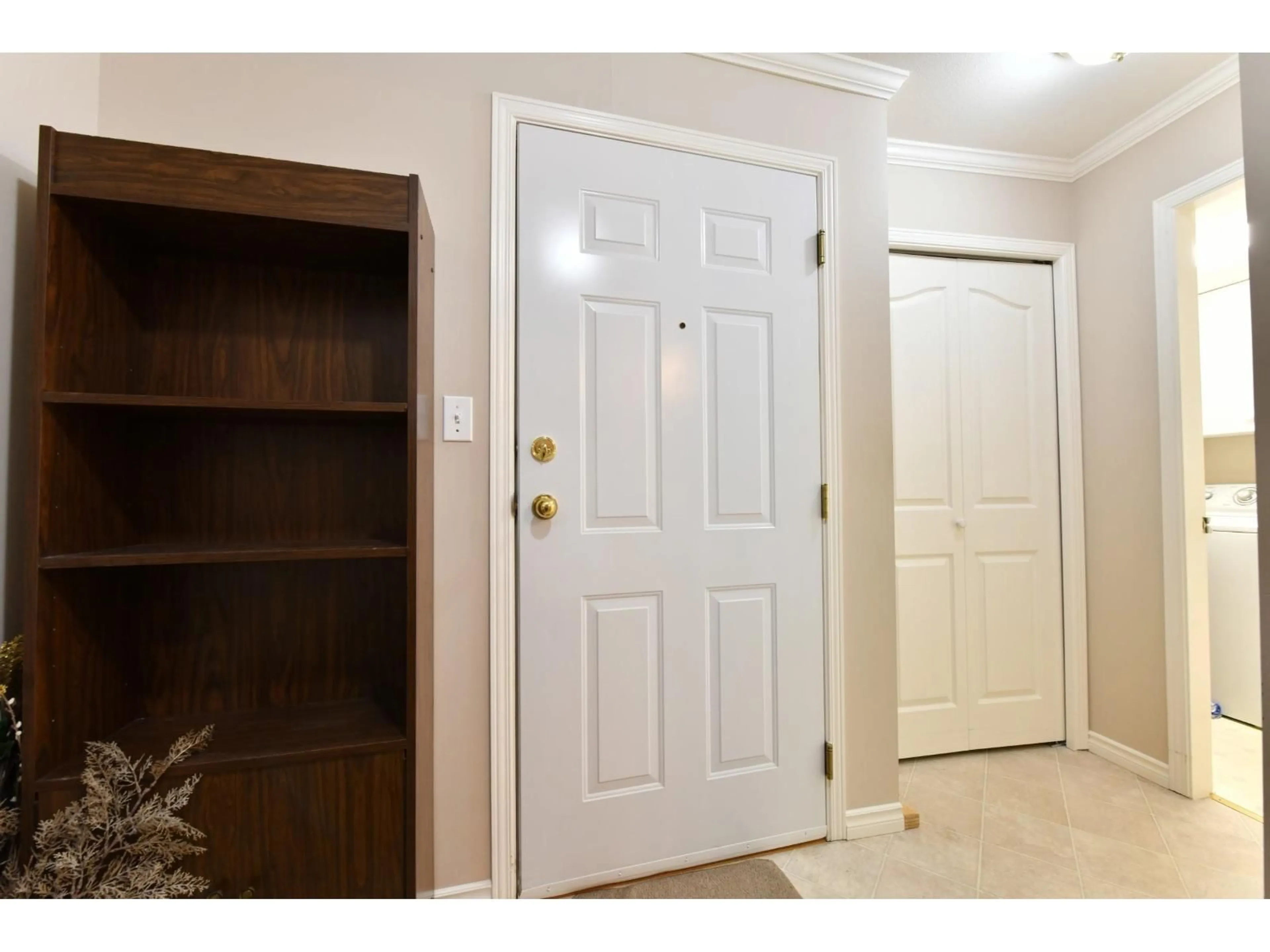 Indoor entryway for 322 - 2626 COUNTESS STREET, Abbotsford British Columbia V2T5P3