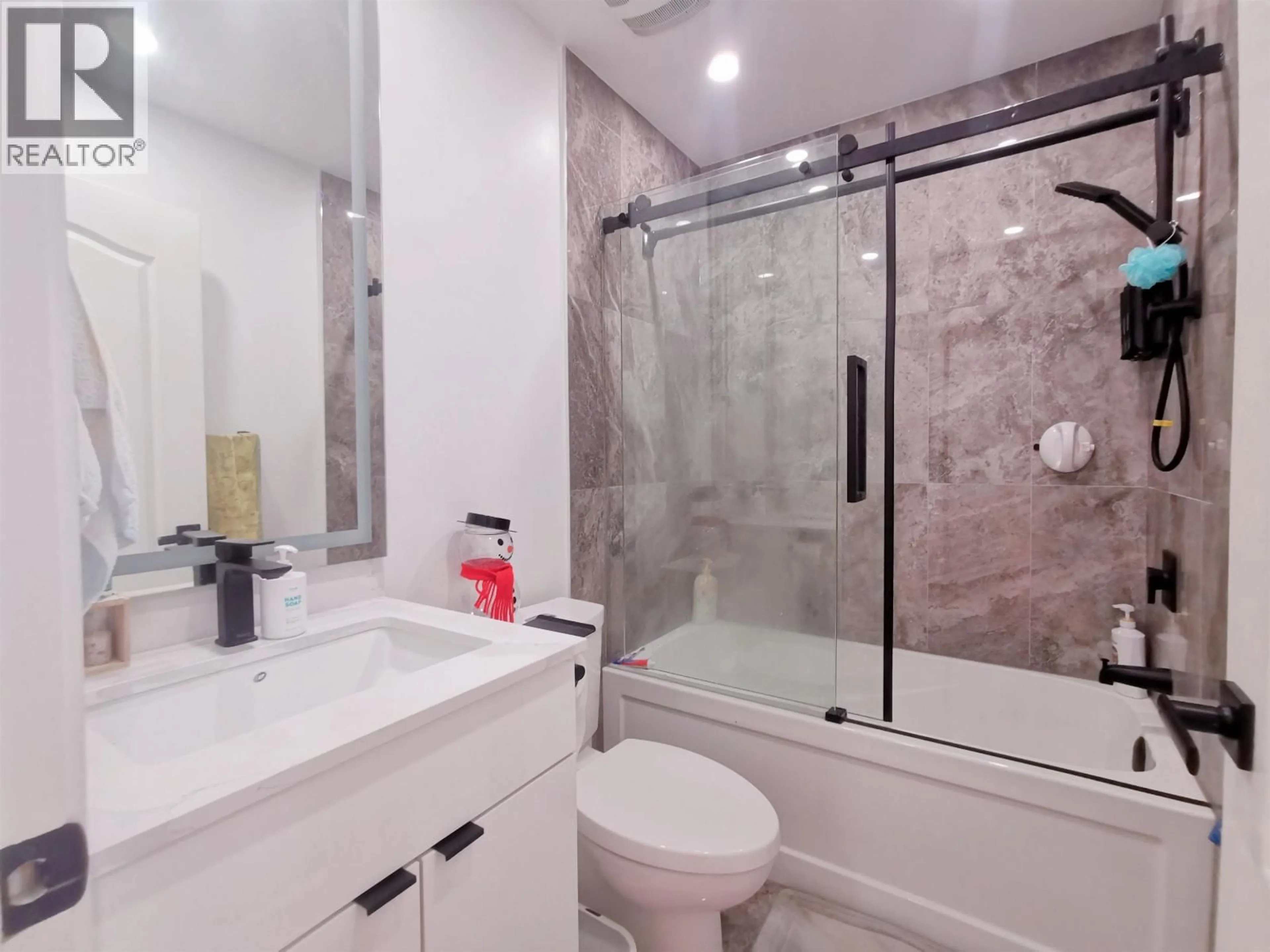 Standard bathroom, ceramic/tile floor for 2 - 9288 KEEFER AVENUE, Richmond British Columbia V6Y4K9