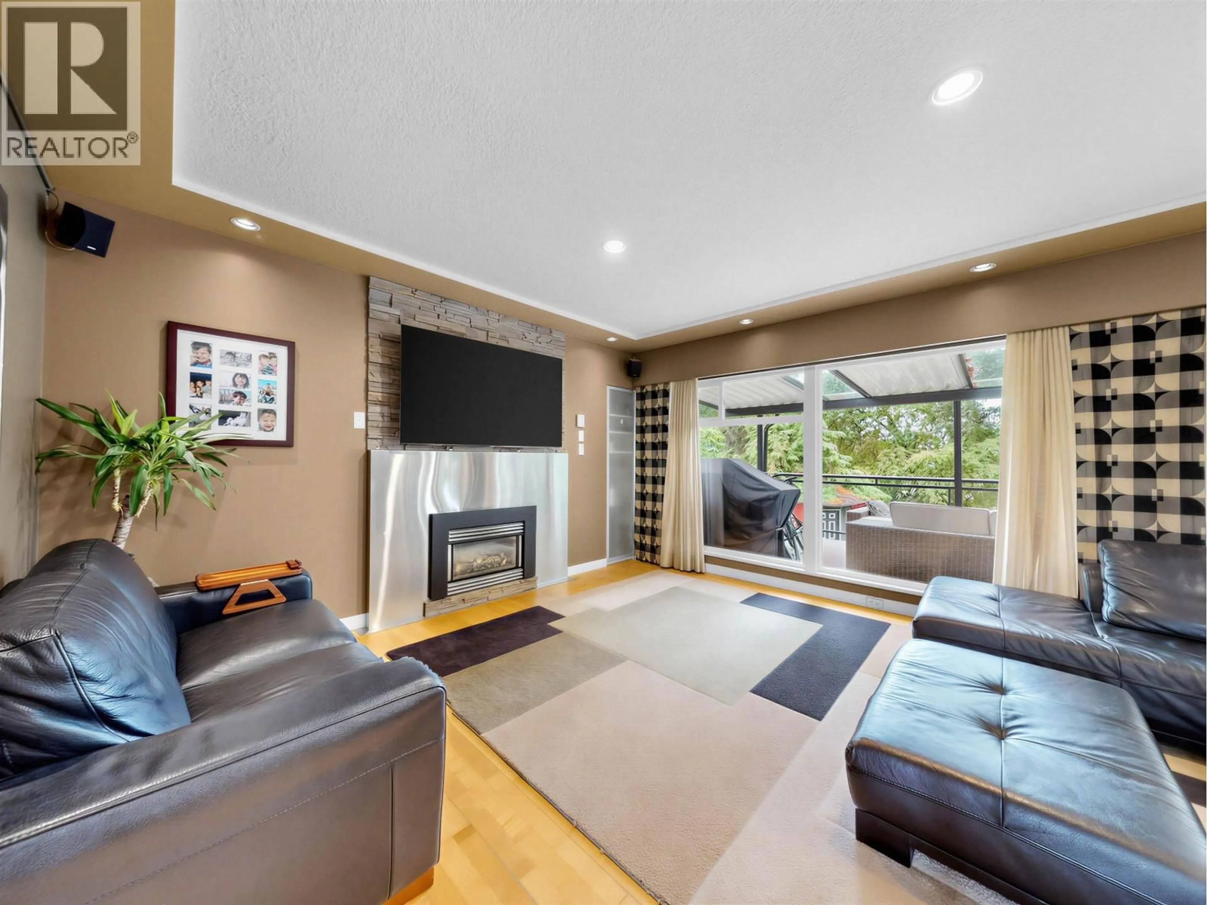 Living room with furniture, unknown for 712 SHAW AVENUE, Coquitlam British Columbia V3K2R6