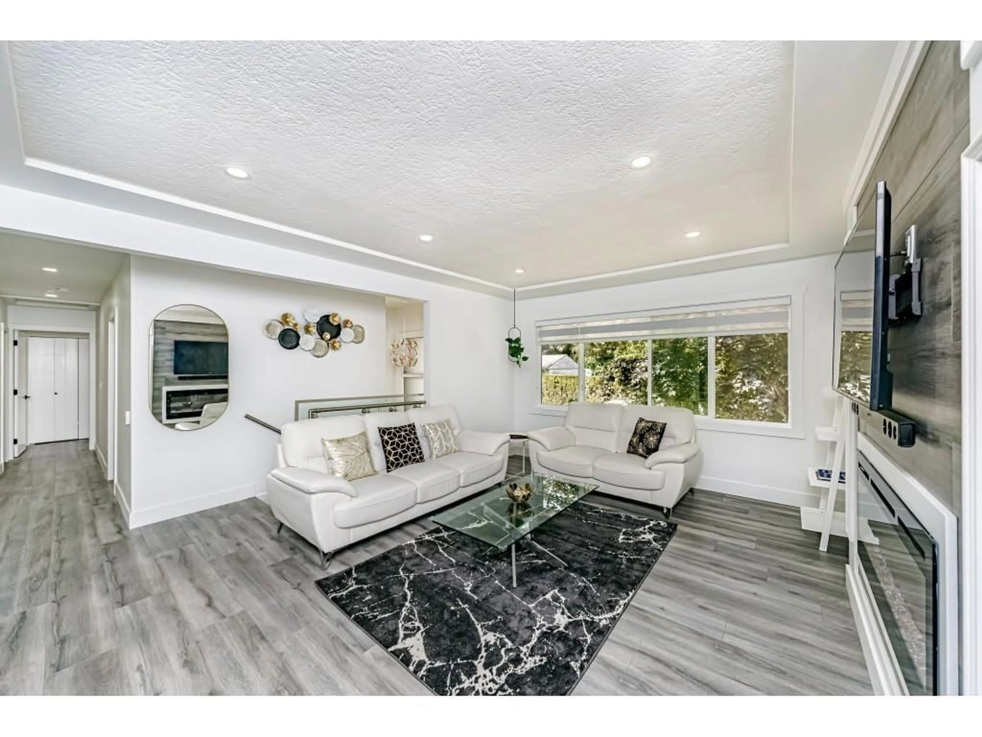 Living room with furniture, unknown for 14927 KEW DRIVE, Surrey British Columbia V3R4Y1