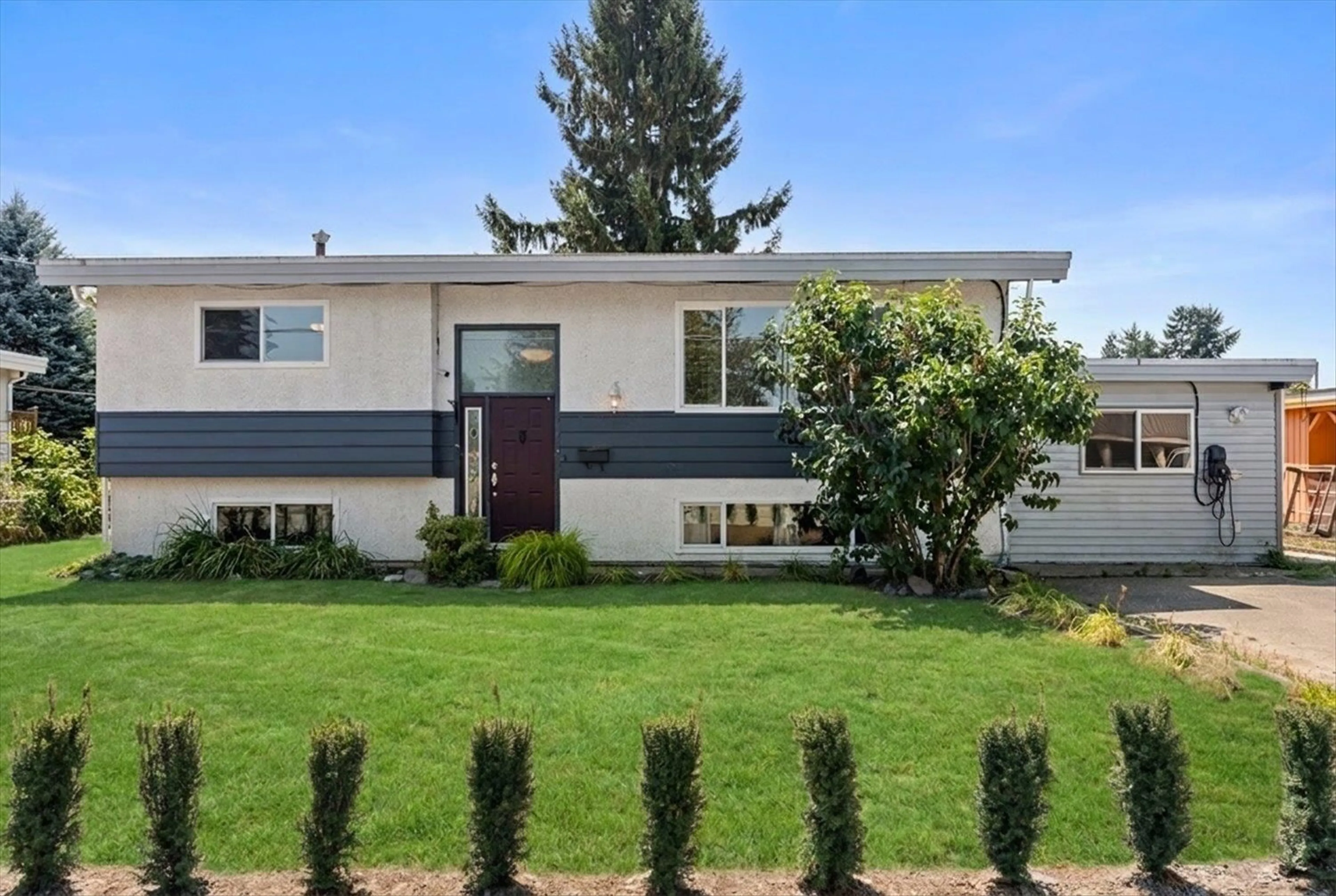 Home with vinyl exterior material, street for 46396 STRATHCONA ROAD, Chilliwack British Columbia V2P3T3