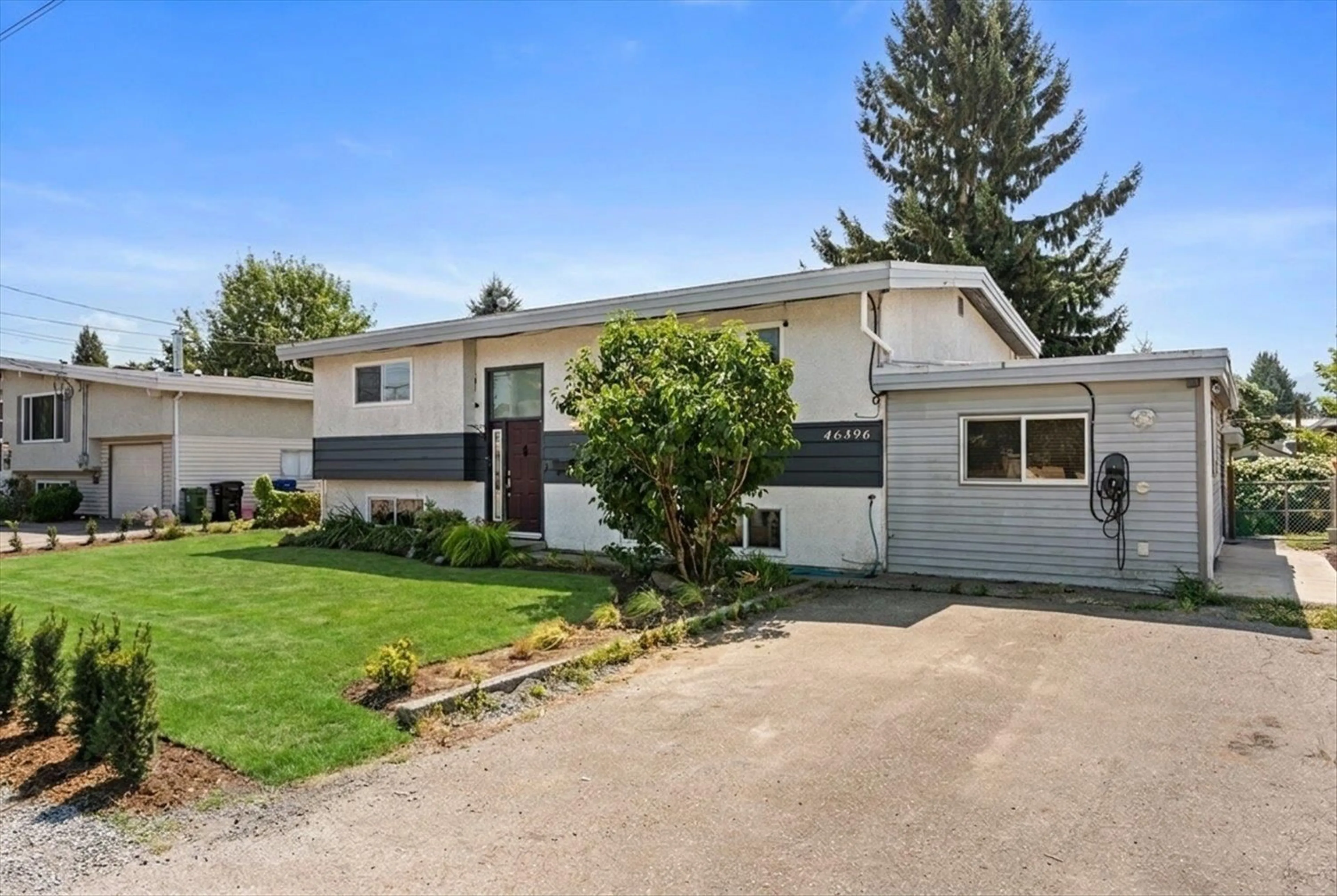 Home with vinyl exterior material, street for 46396 STRATHCONA ROAD, Chilliwack British Columbia V2P3T3