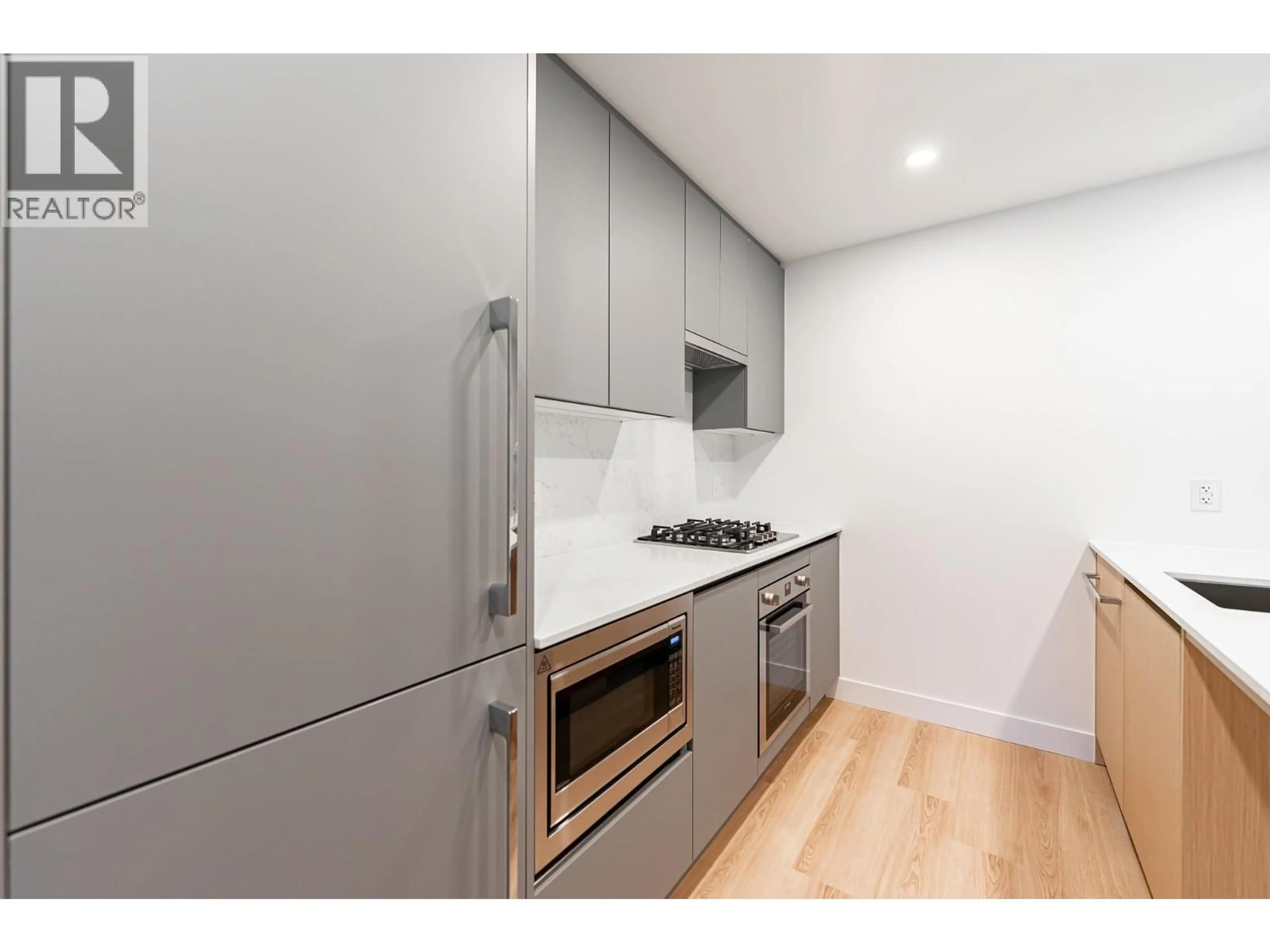 Standard kitchen, wood/laminate floor for 902 - 7977 LANSDOWNE ROAD, Richmond British Columbia V6X0X7