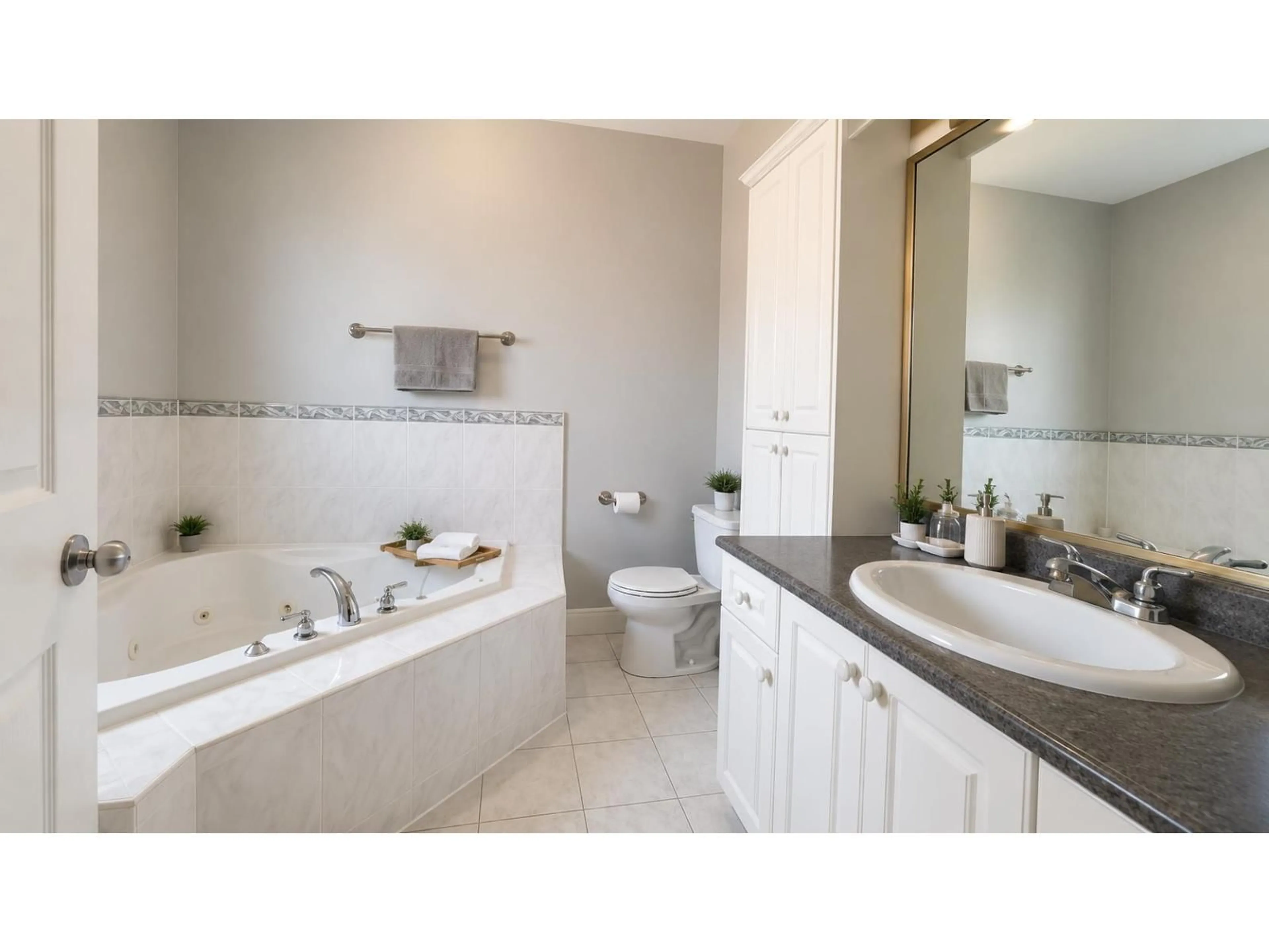 Standard bathroom, ceramic/tile floor for 11746 72A AVENUE, Delta British Columbia V4C1B1
