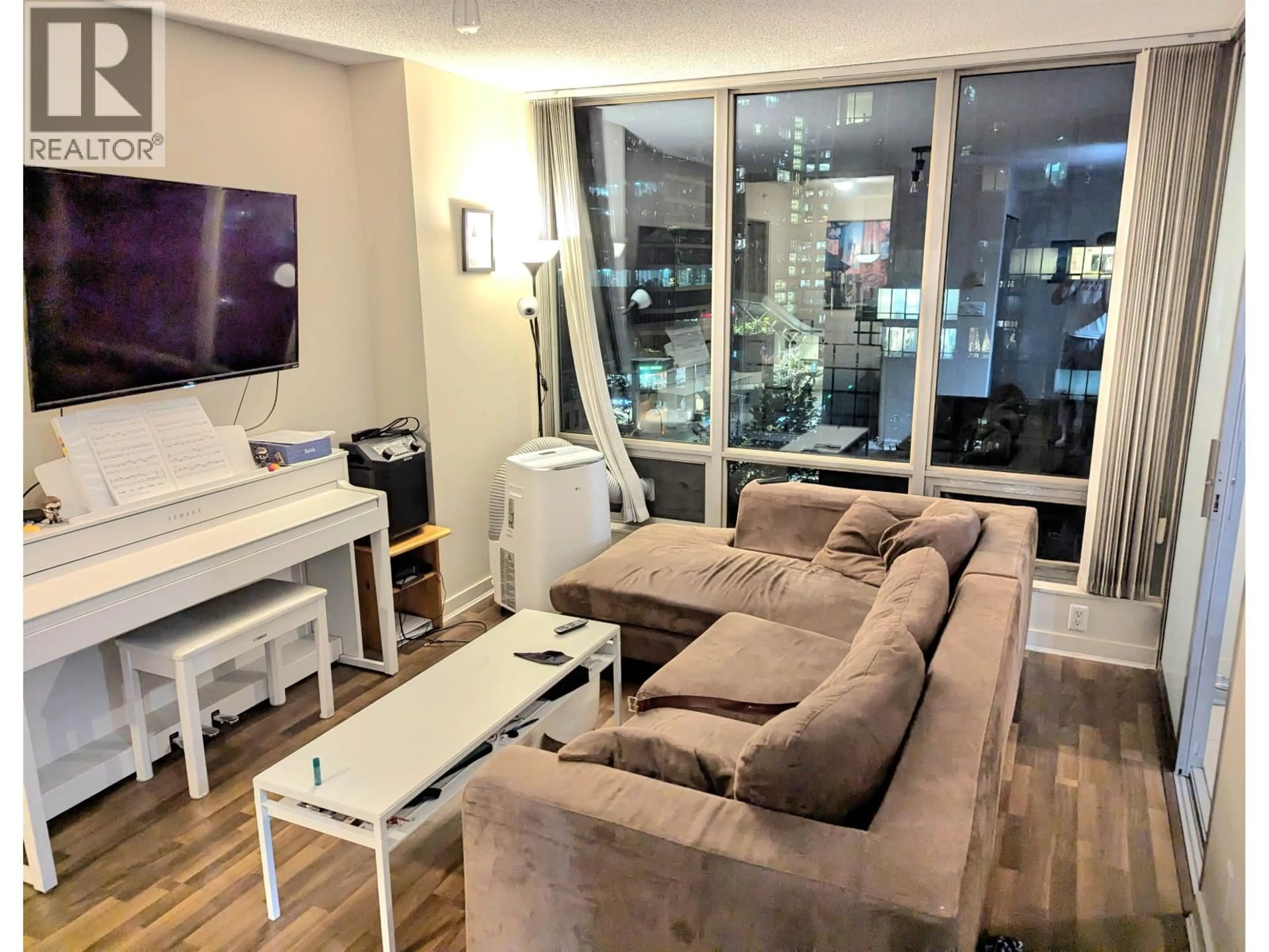 Living room with furniture, wood/laminate floor for 1005 - 1288 GEORGIA STREET, Vancouver British Columbia V6E4R3