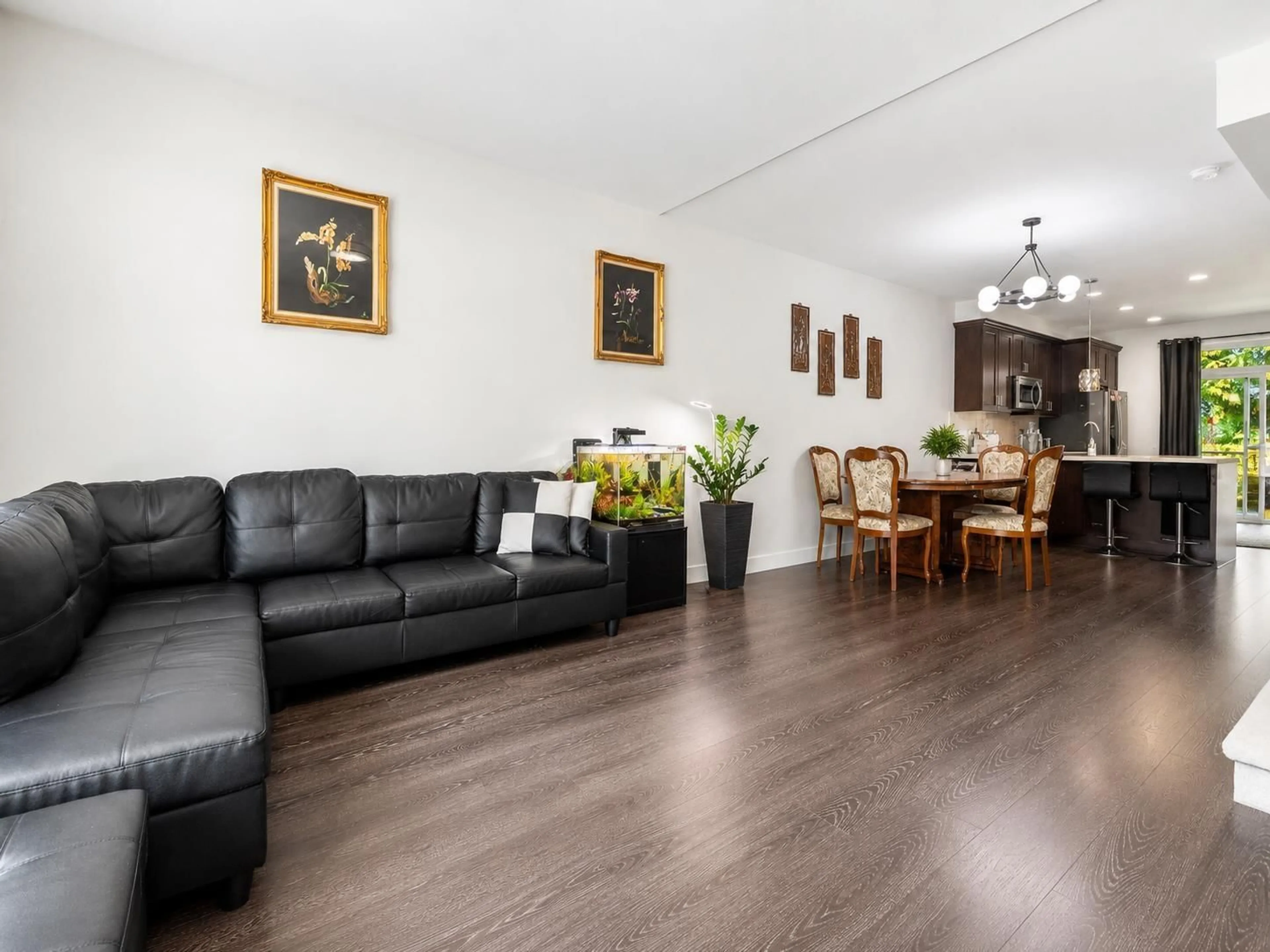Living room with furniture, wood/laminate floor for 22 - 14271 60 AVENUE, Surrey British Columbia V3X2N4