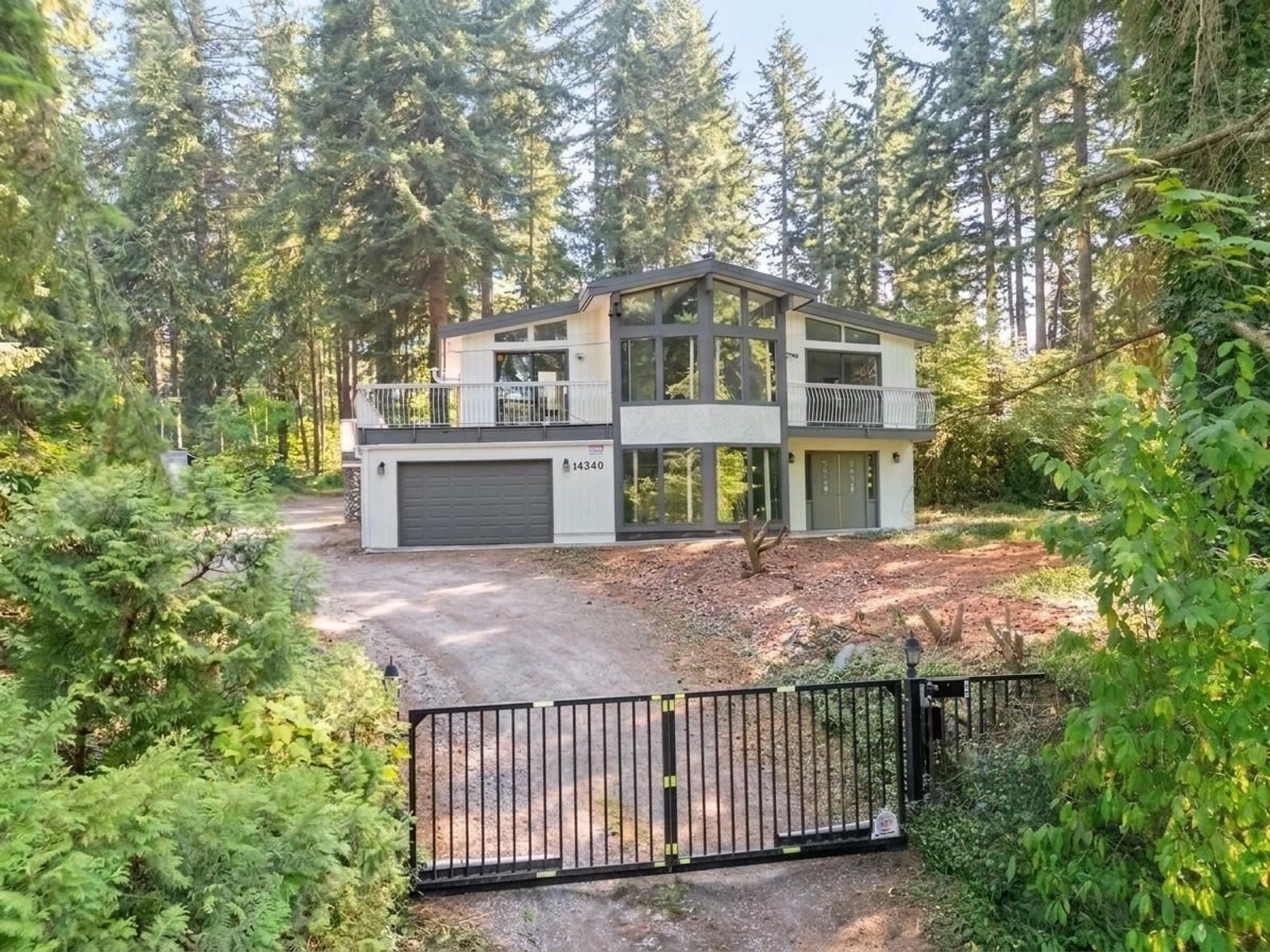 A pic from outside/outdoor area/front of a property/back of a property/a pic from drone, forest/trees view for 14340 28TH AVENUE, Surrey British Columbia V4P2H1