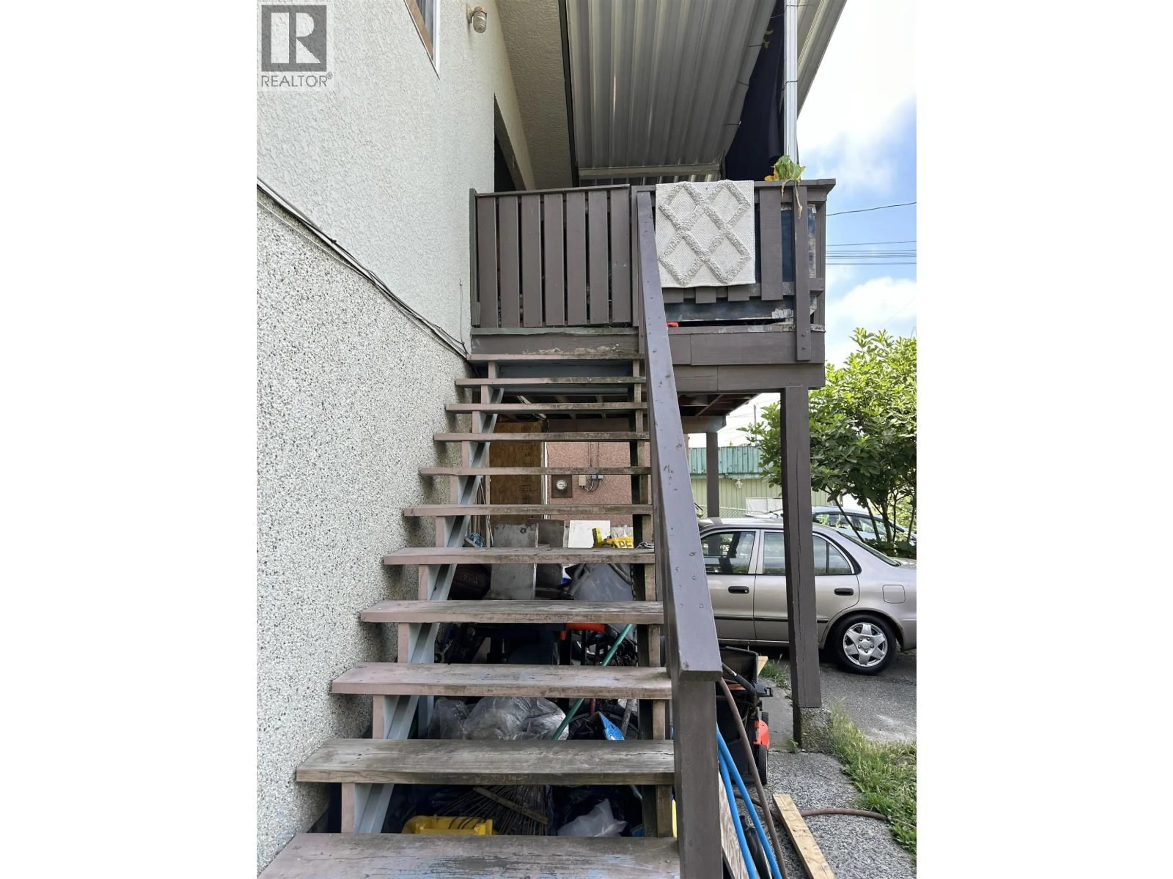 Stairs for 6915 BEATRICE STREET, Vancouver British Columbia V5P3R6