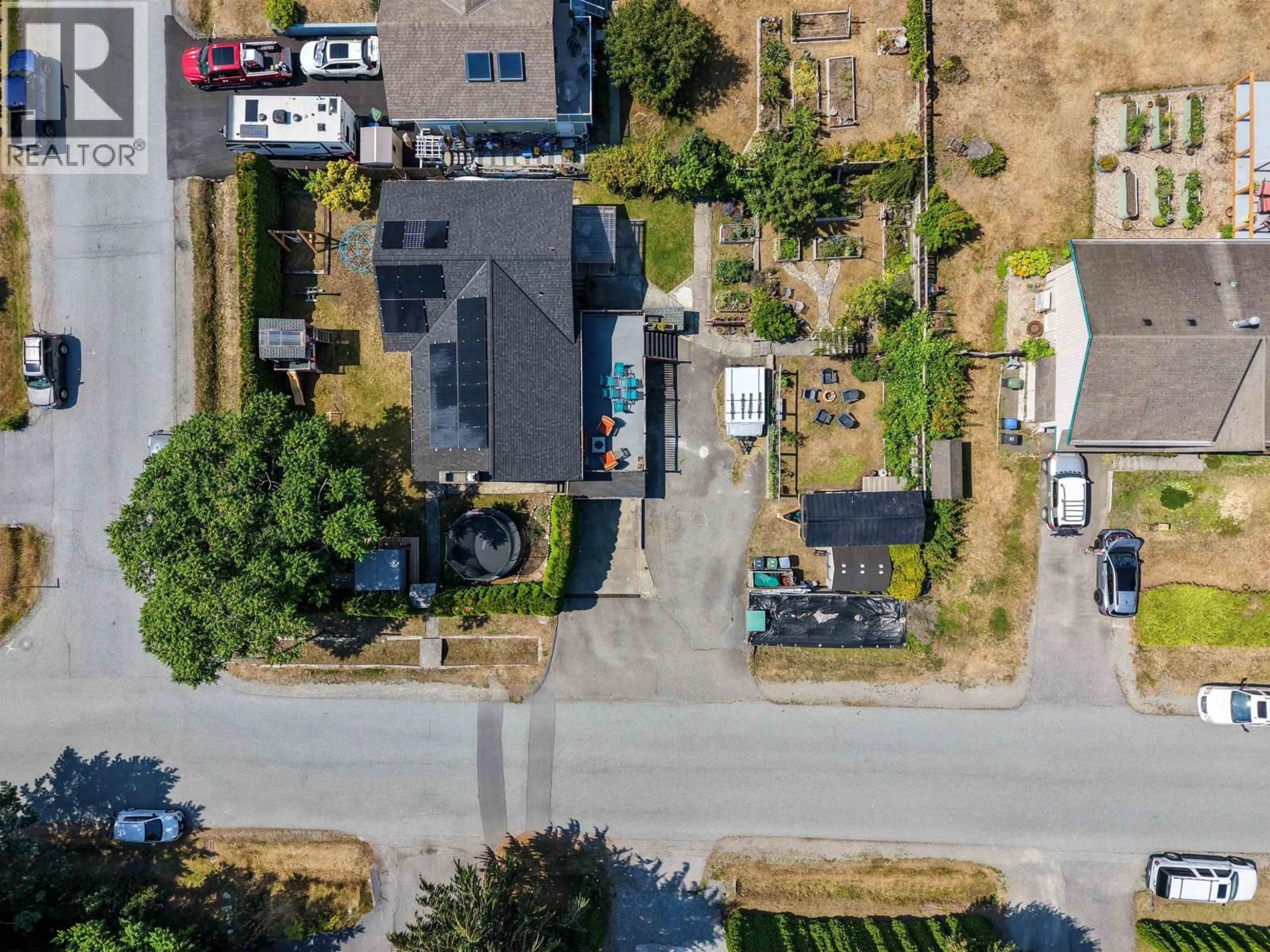 A pic from outside/outdoor area/front of a property/back of a property/a pic from drone, street for 40256 AYR DRIVE, Squamish British Columbia V0N1T0