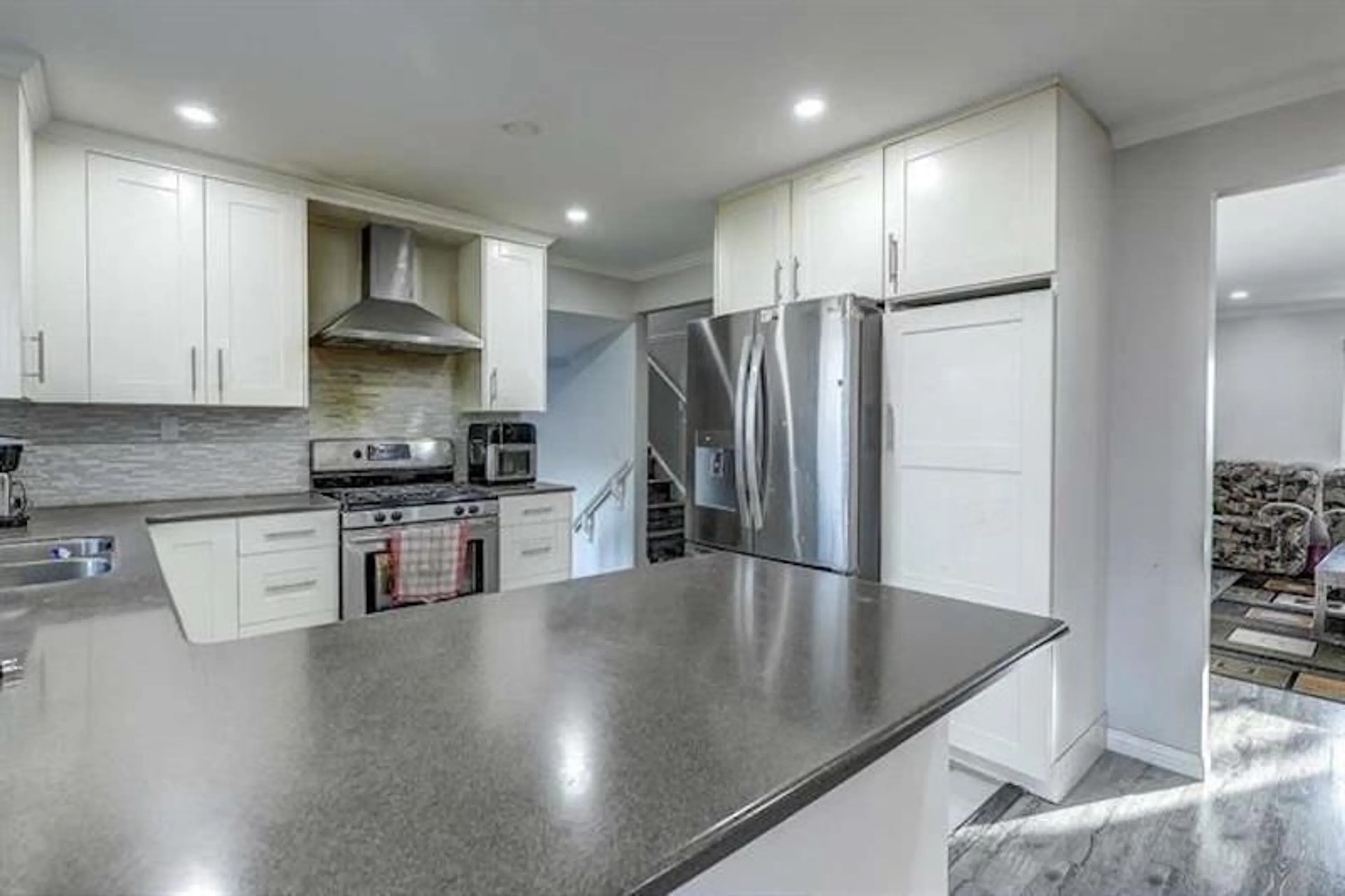Open concept kitchen, unknown for 32275 CLINTON AVENUE, Abbotsford British Columbia V2T5B3