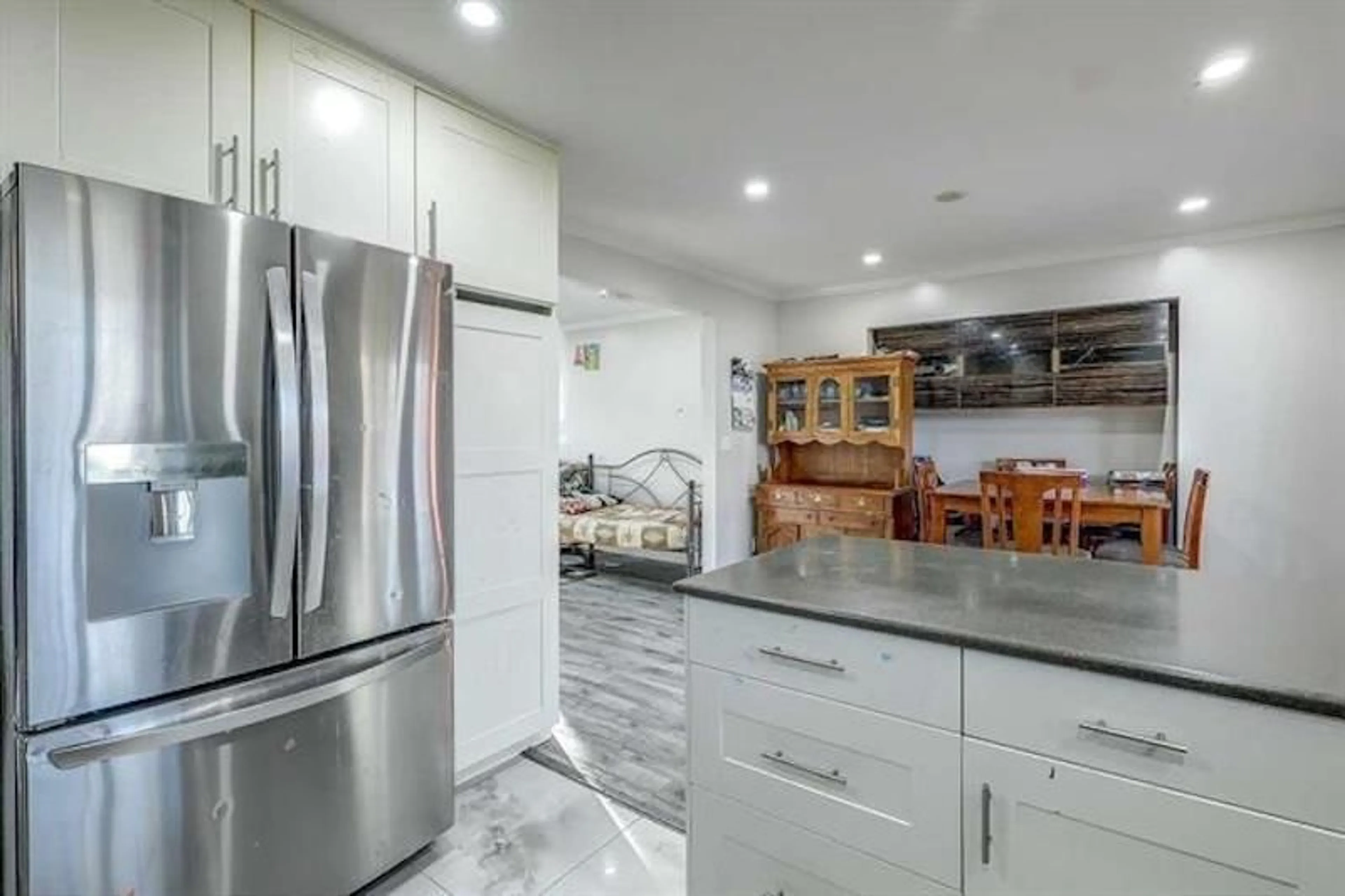 Contemporary kitchen, ceramic/tile floor for 32275 CLINTON AVENUE, Abbotsford British Columbia V2T5B3