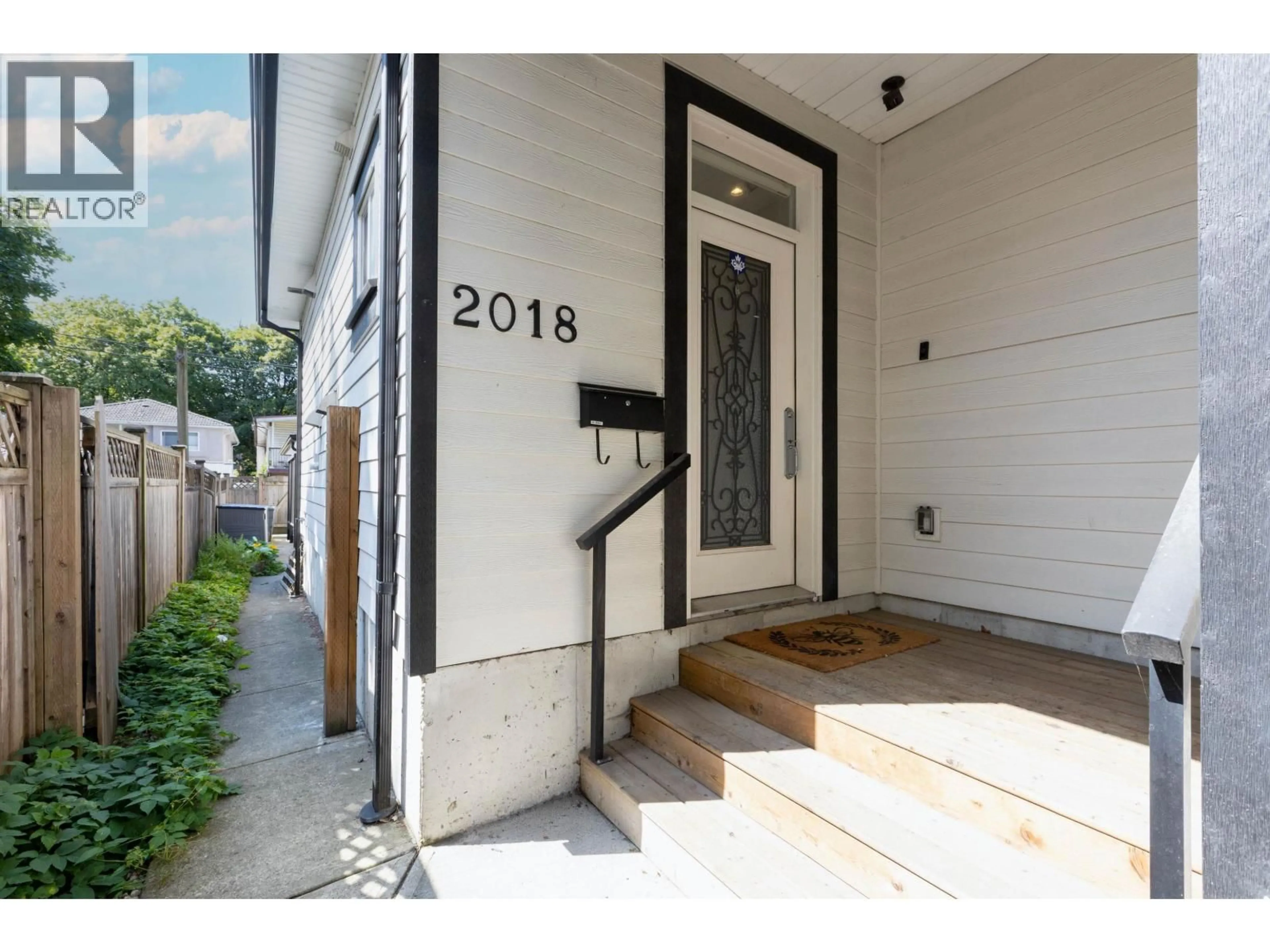 Indoor entryway for 2018 12TH AVENUE, Vancouver British Columbia V5N2A8