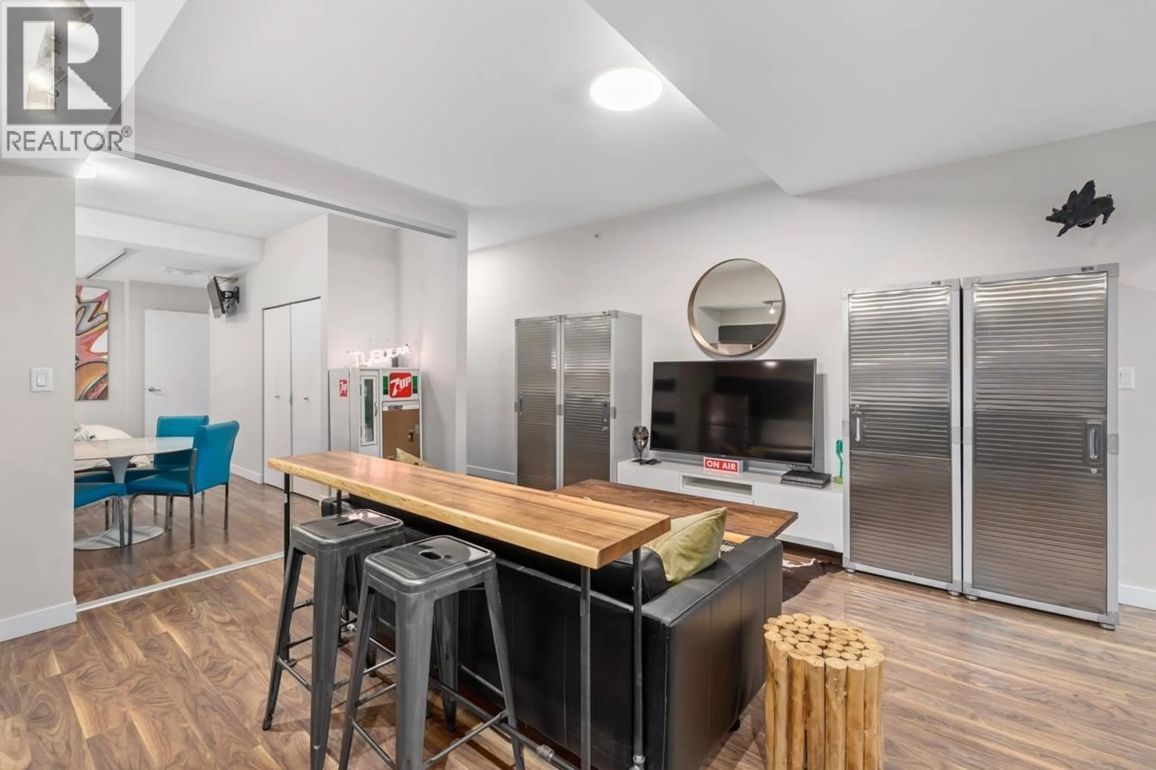 Open concept kitchen, wood/laminate floor for 101 - 2511 QUEBEC STREET, Vancouver British Columbia V5T0B6