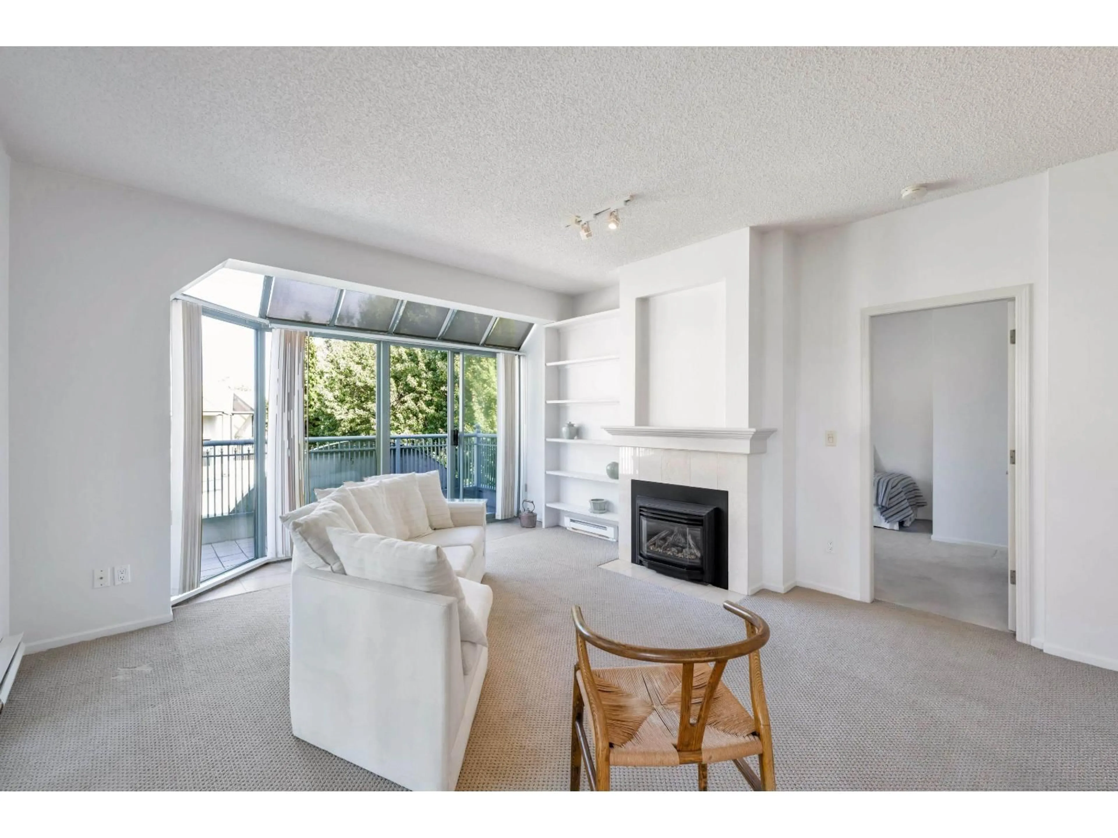 Living room with furniture, unknown for 402 - 1765 MARTIN DRIVE, Surrey British Columbia V4A9T6