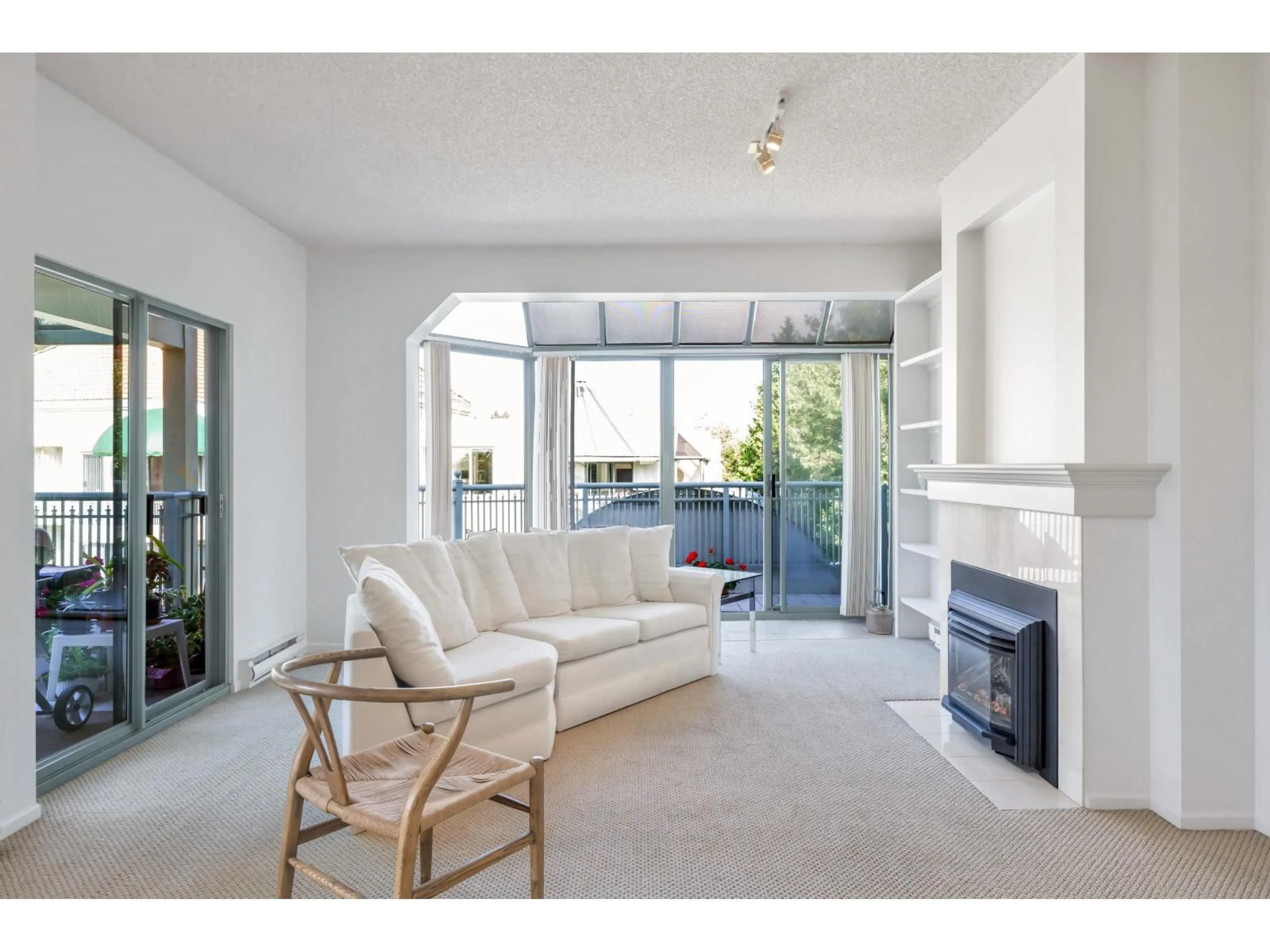 Living room with furniture, unknown for 402 - 1765 MARTIN DRIVE, Surrey British Columbia V4A9T6