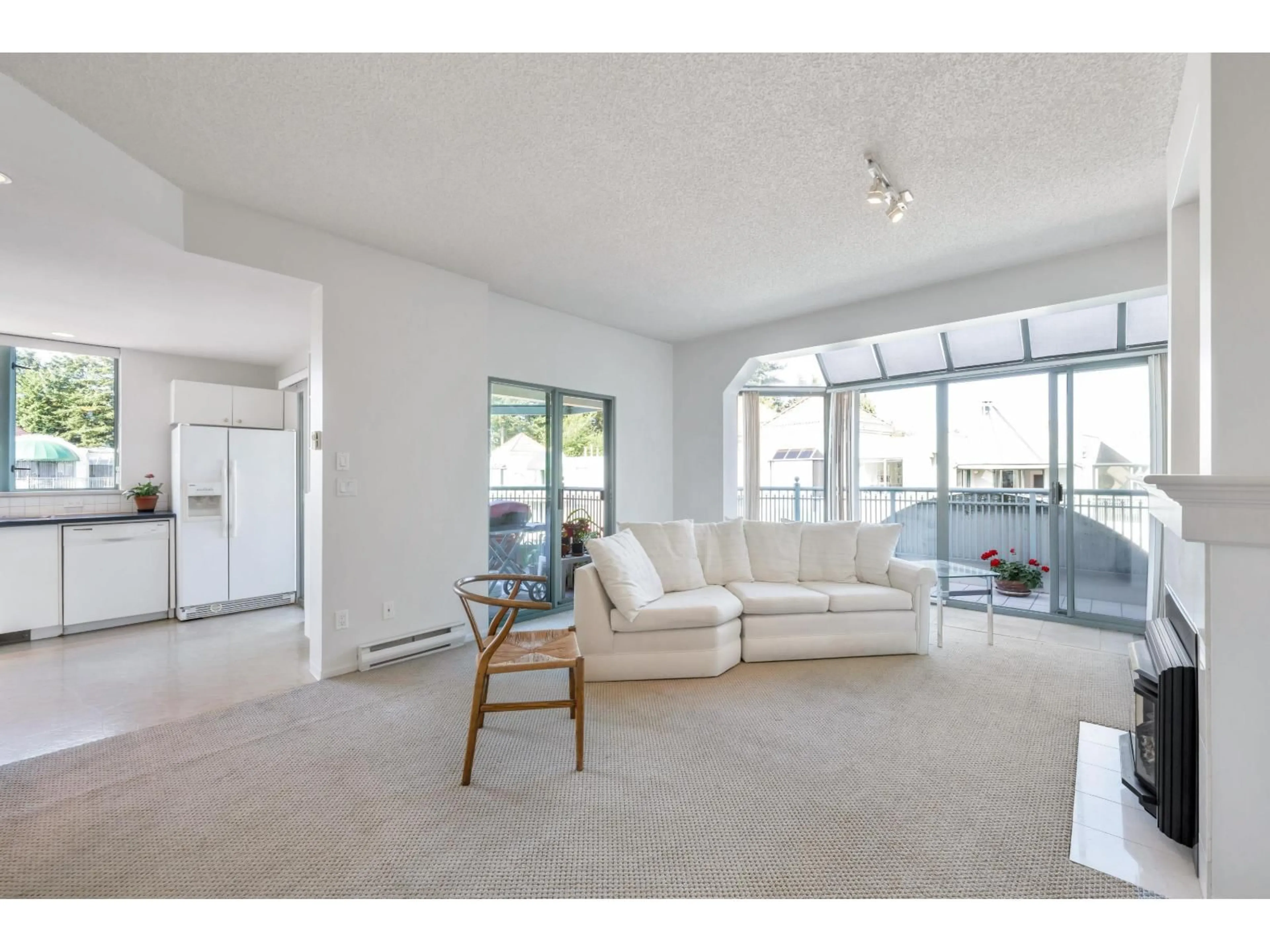 Living room with furniture, unknown for 402 - 1765 MARTIN DRIVE, Surrey British Columbia V4A9T6