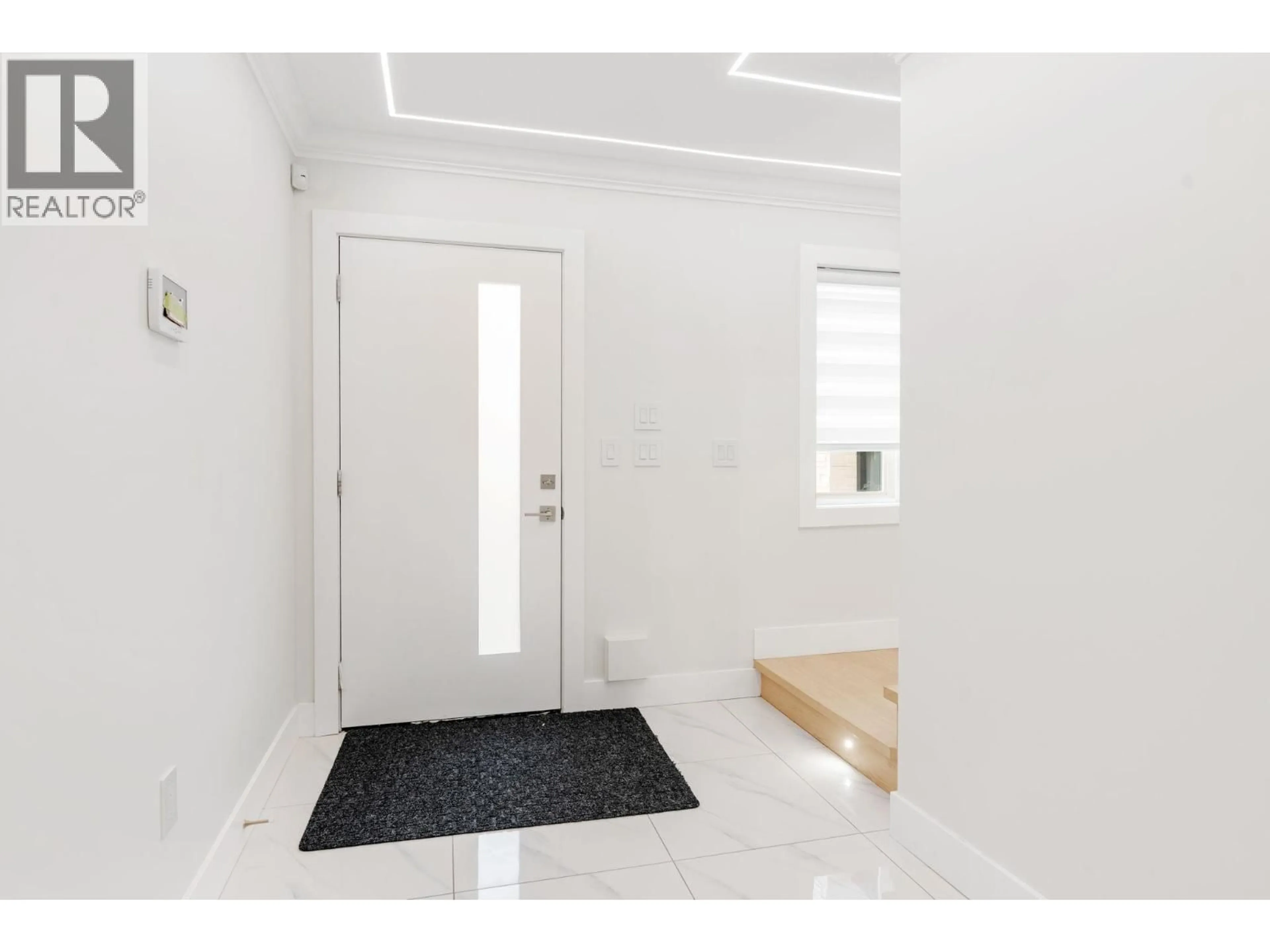 Indoor entryway for 2 - 8464 15 AVENUE, Burnaby British Columbia V3N1Y2
