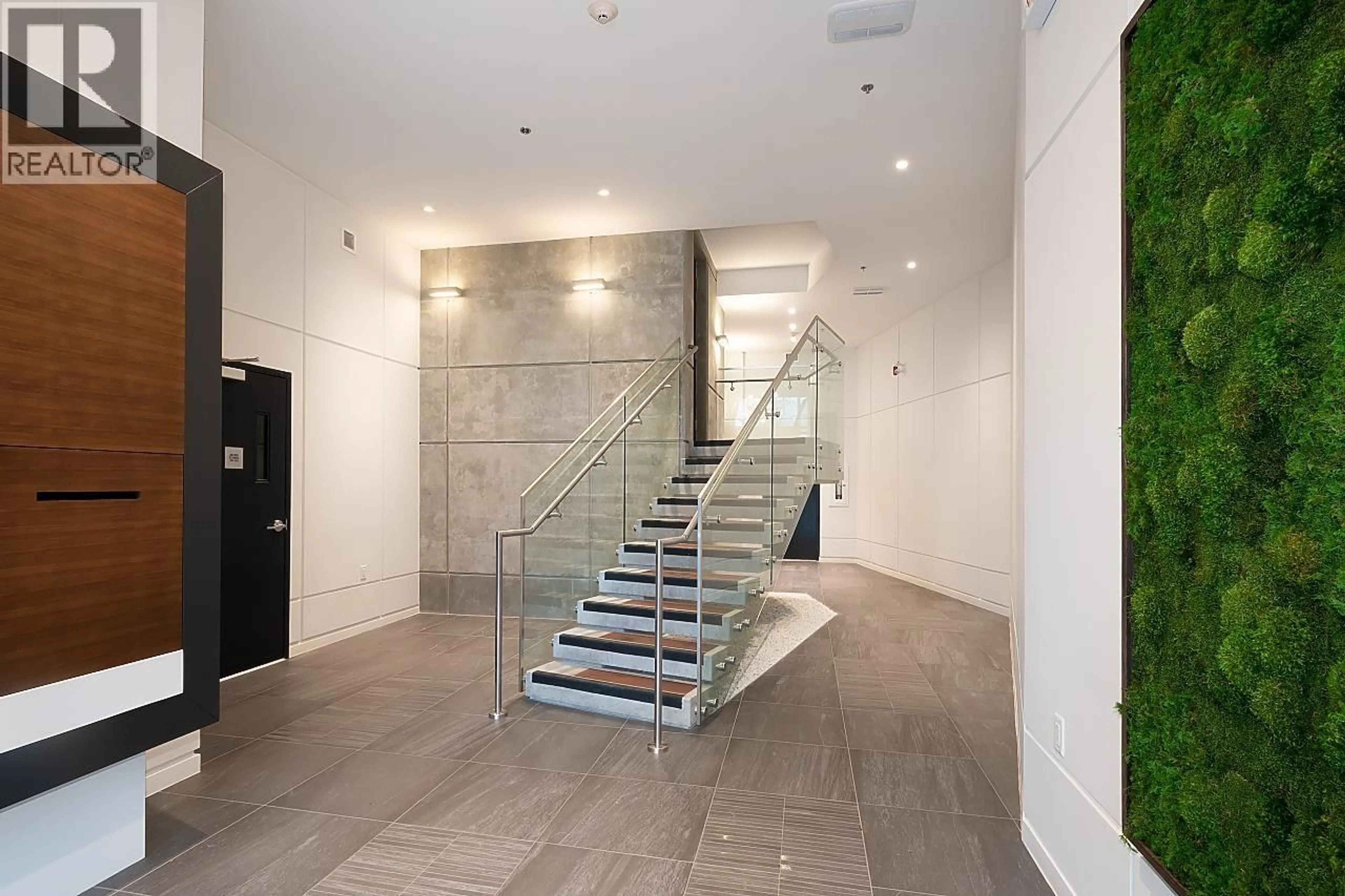 Indoor foyer for 717 17TH AVENUE, Vancouver British Columbia V5Z1V1