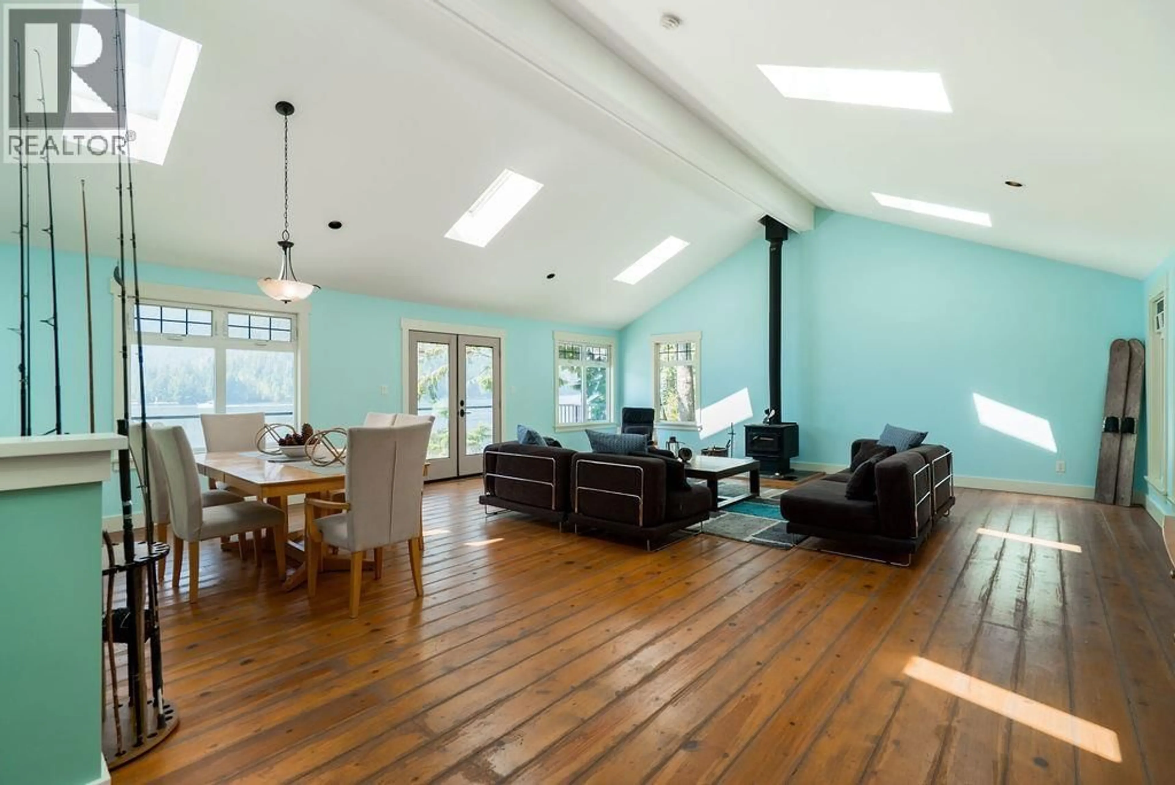 Living room with furniture, wood/laminate floor for 29 CROKER ISLAND, North Vancouver British Columbia V0V0V0