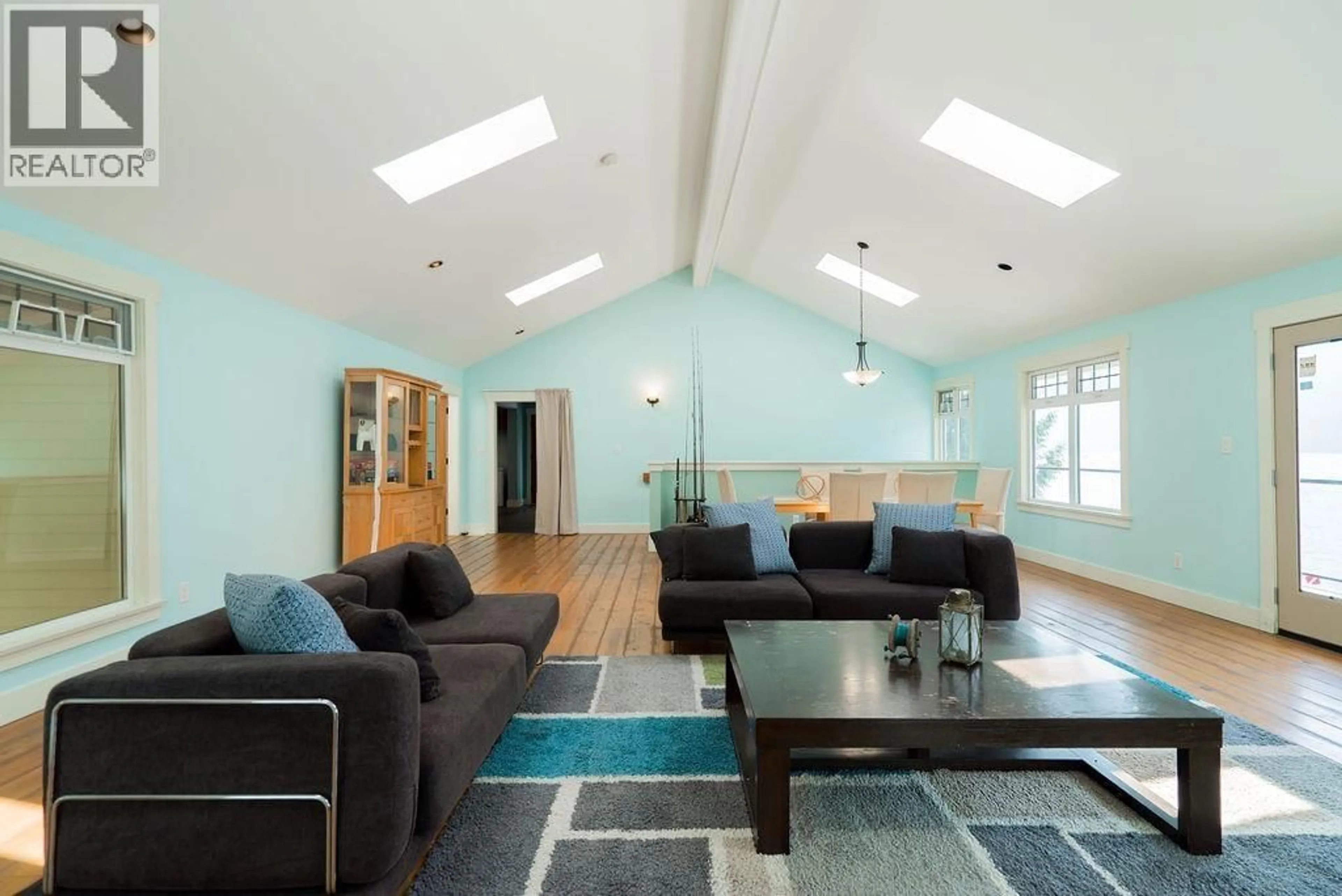 Living room with furniture, wood/laminate floor for 29 CROKER ISLAND, North Vancouver British Columbia V0V0V0