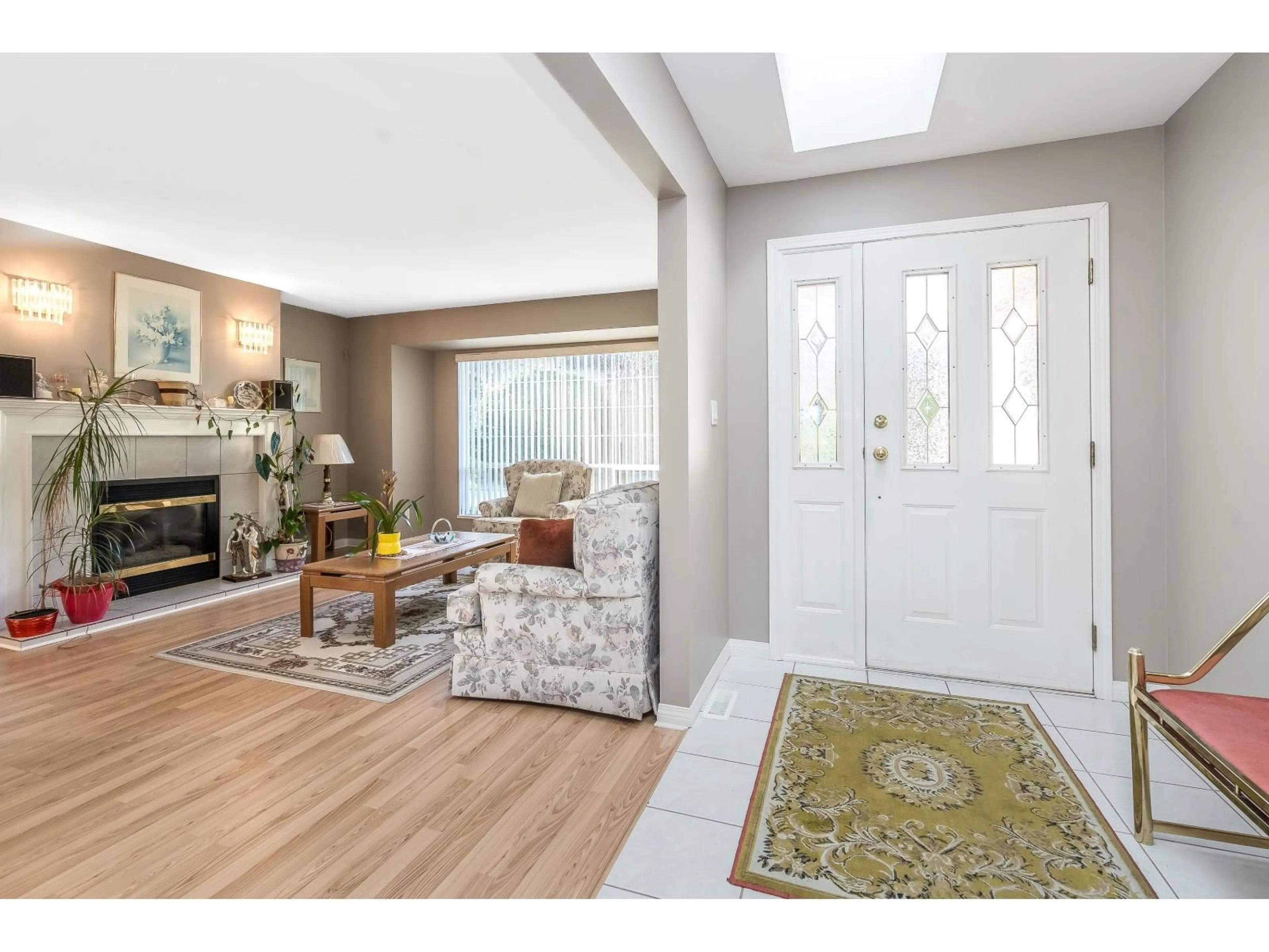 Indoor entryway for 1035 KING GEORGE BOULEVARD, Surrey British Columbia V4A9S7