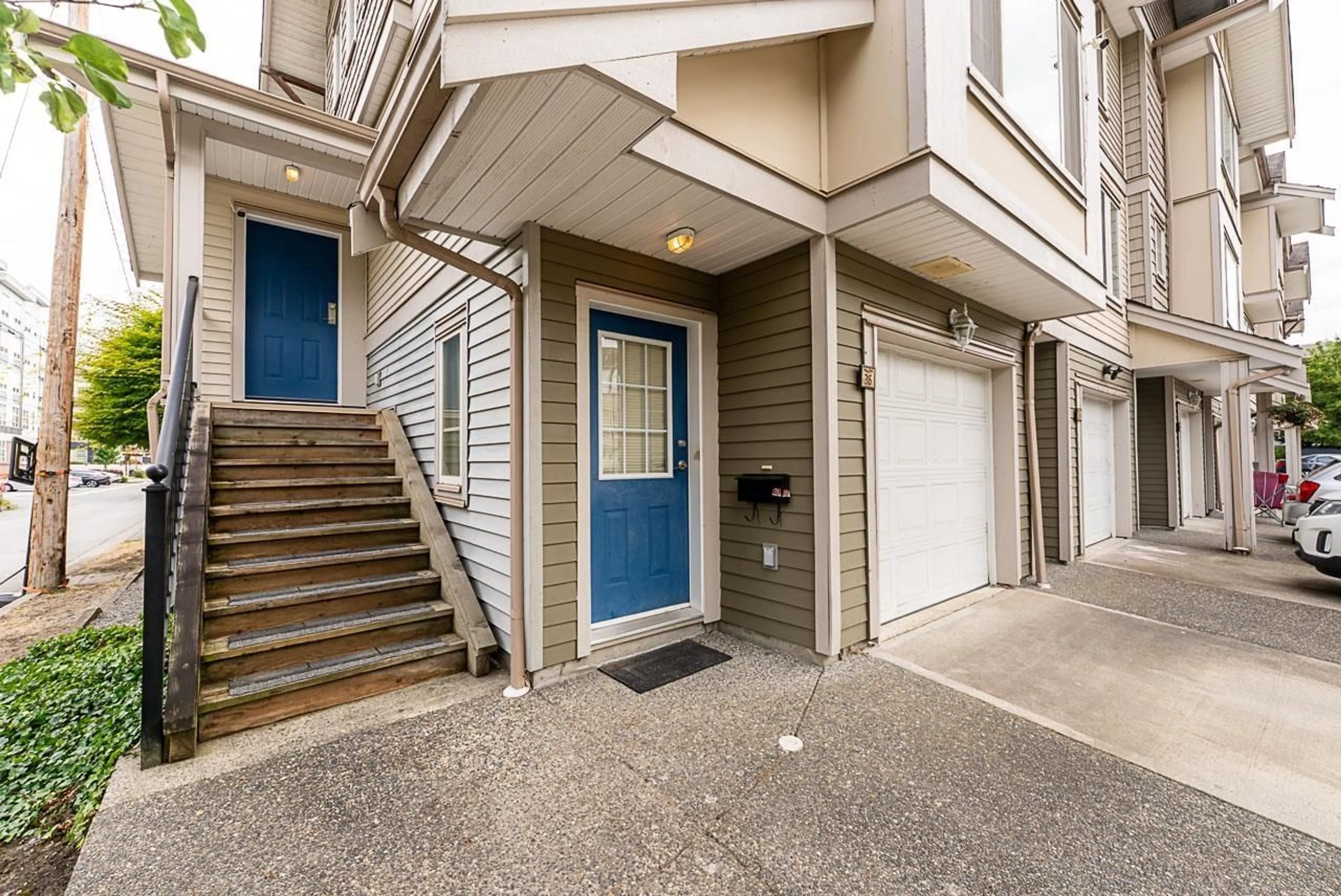 Indoor entryway for 36 - 5388 201A STREET, Langley British Columbia V3A1S6