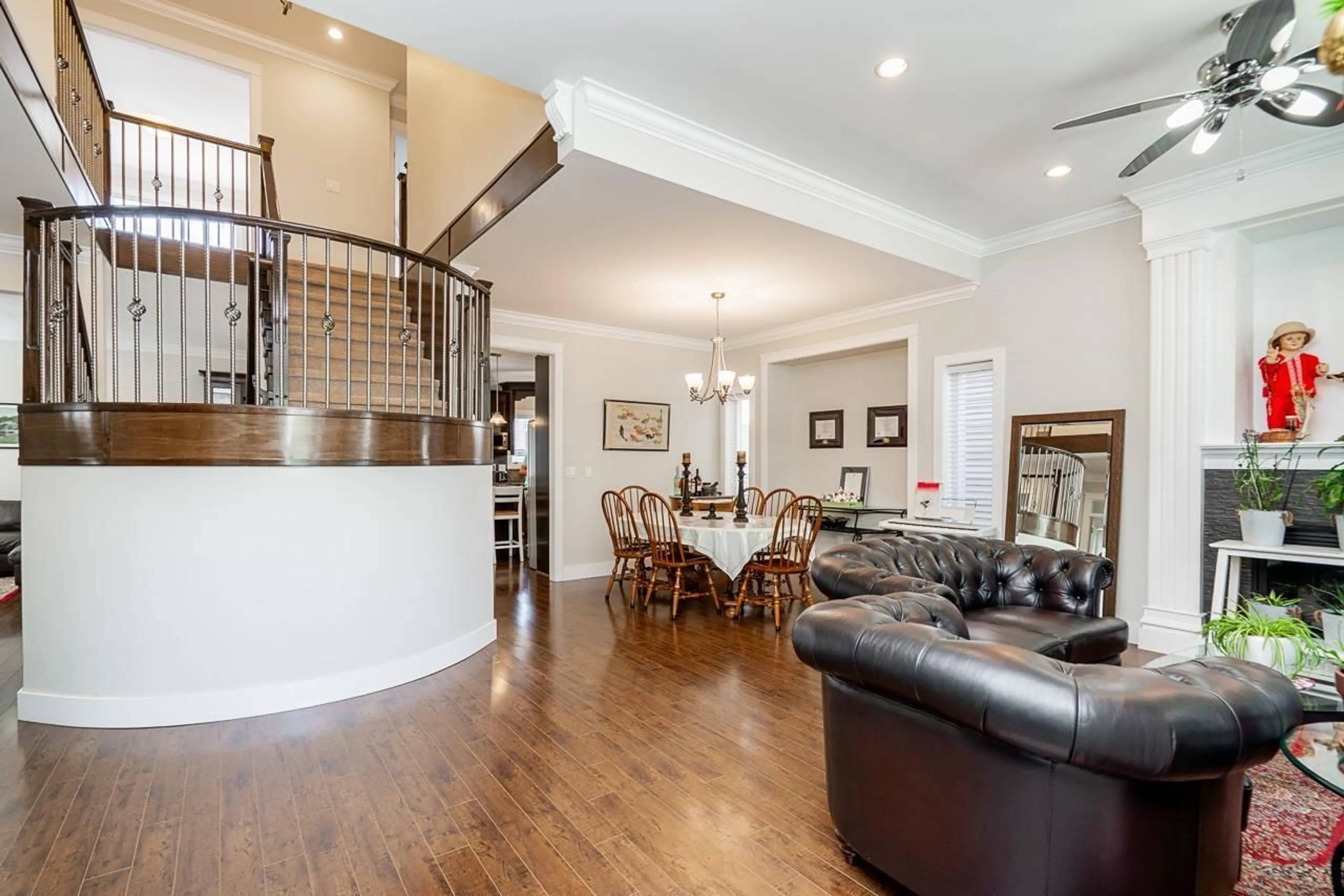 Indoor foyer for 19338 72A AVENUE, Surrey British Columbia V4N5X9