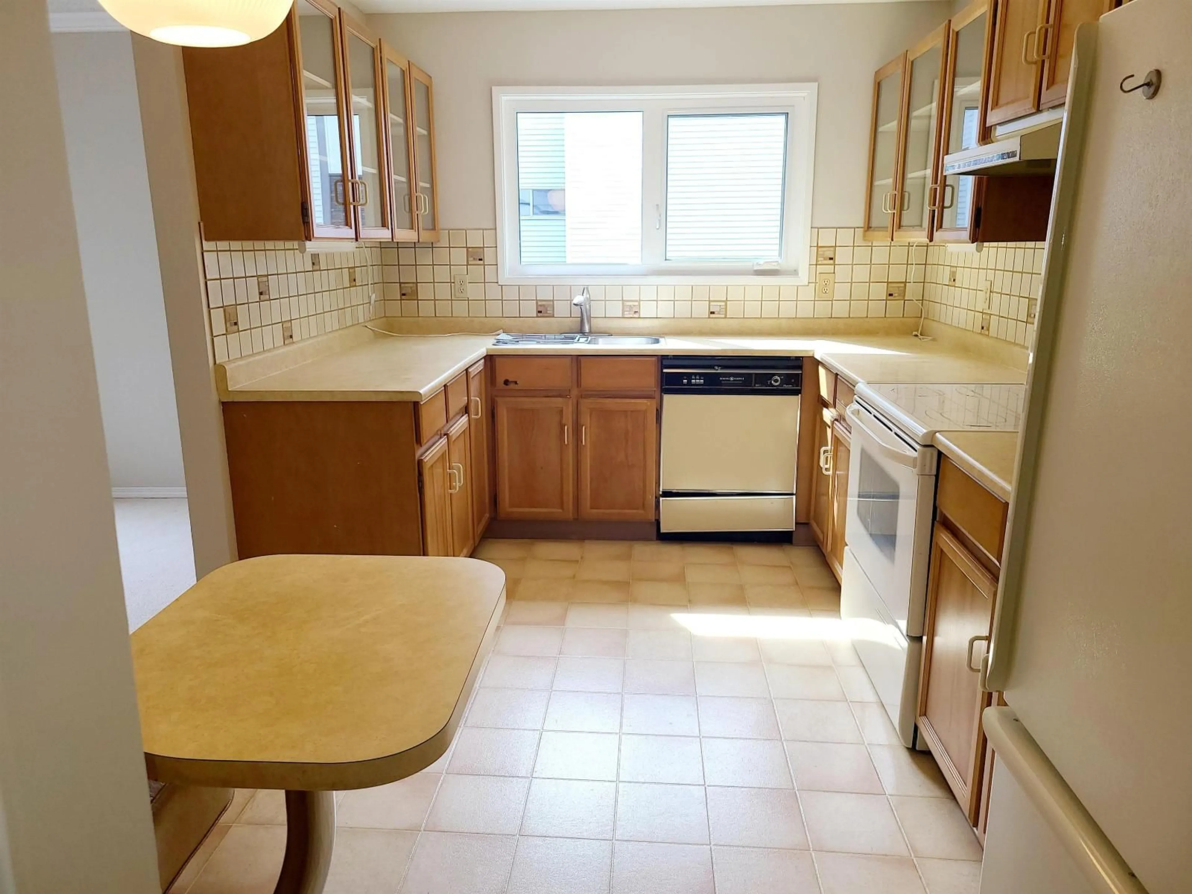 Standard kitchen, ceramic/tile floor for 111 - 1521 BLACKWOOD STREET, White Rock British Columbia V4B3V6