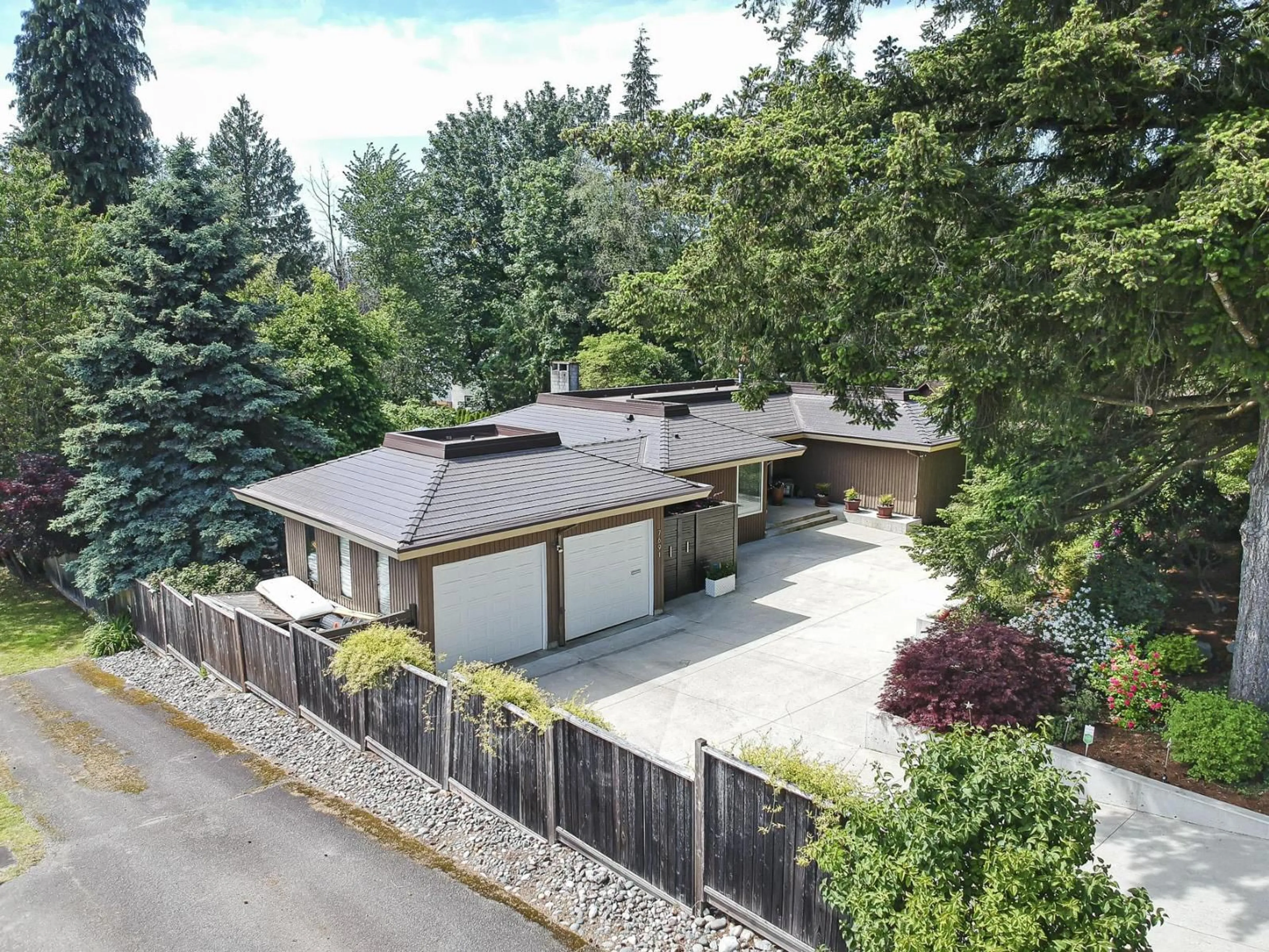 A pic from outside/outdoor area/front of a property/back of a property/a pic from drone, street for 7691 PETERSON STREET, Mission British Columbia V2V3L5