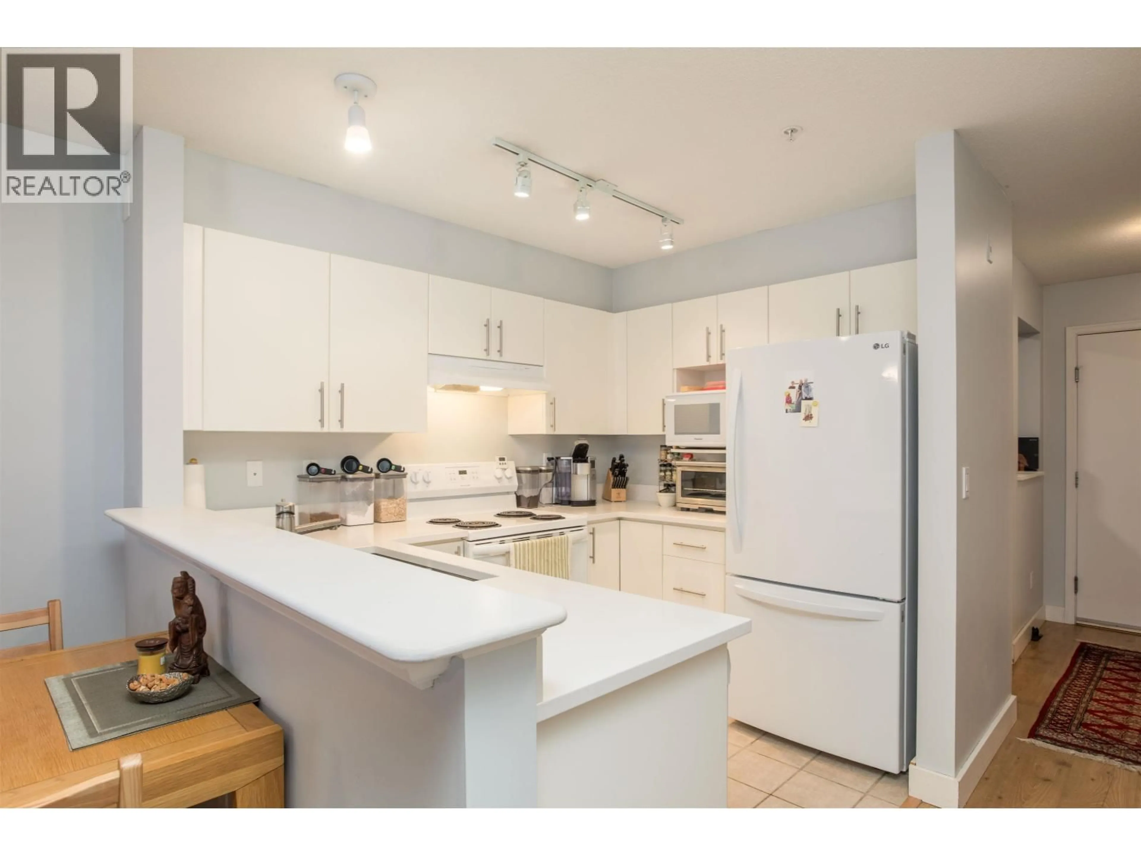 Standard kitchen, unknown for 313 - 147 1ST STREET, North Vancouver British Columbia V7L1B2