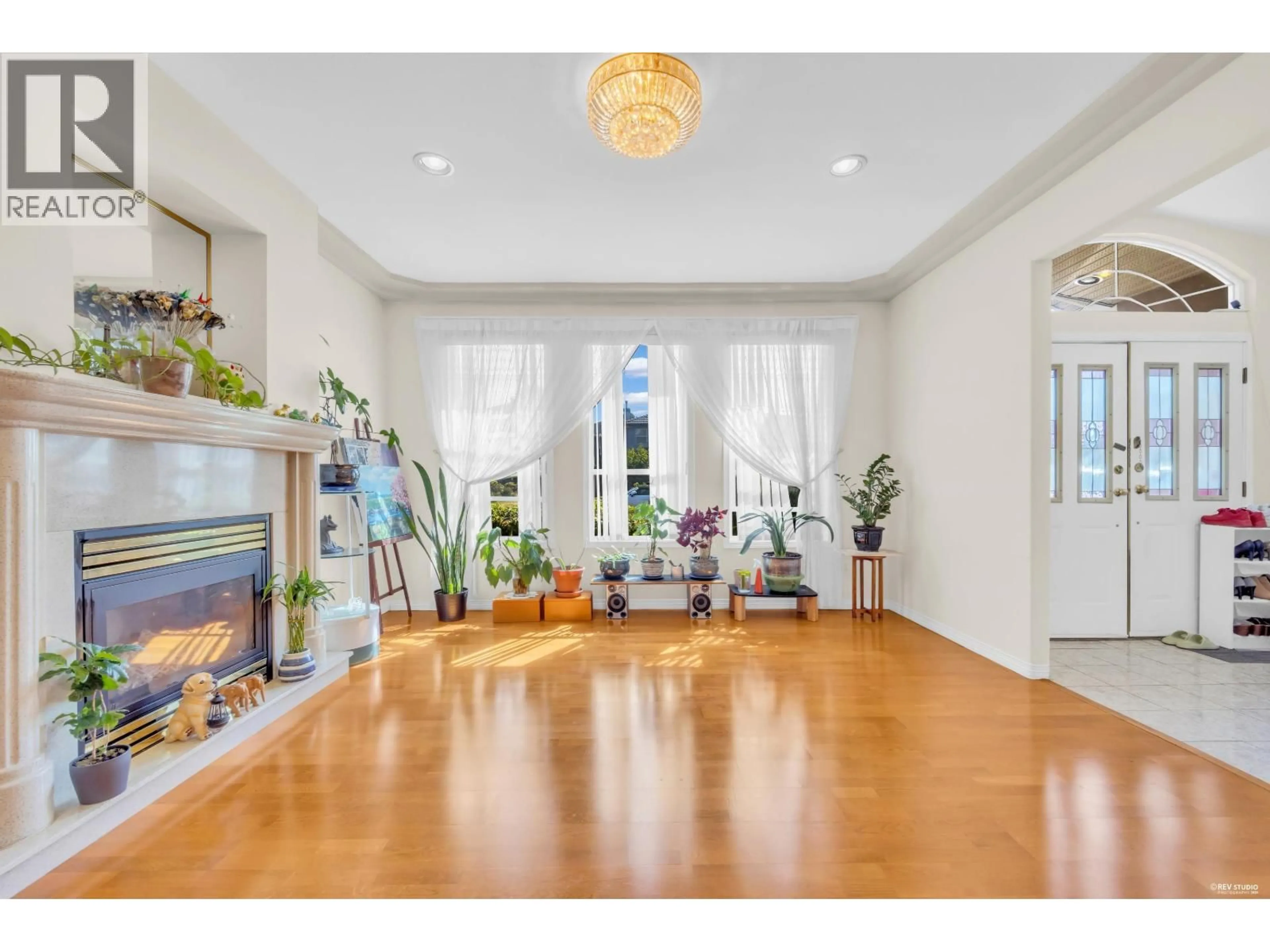 Indoor entryway for 10680 MCKESSOCK PLACE, Richmond British Columbia V6X3Y3