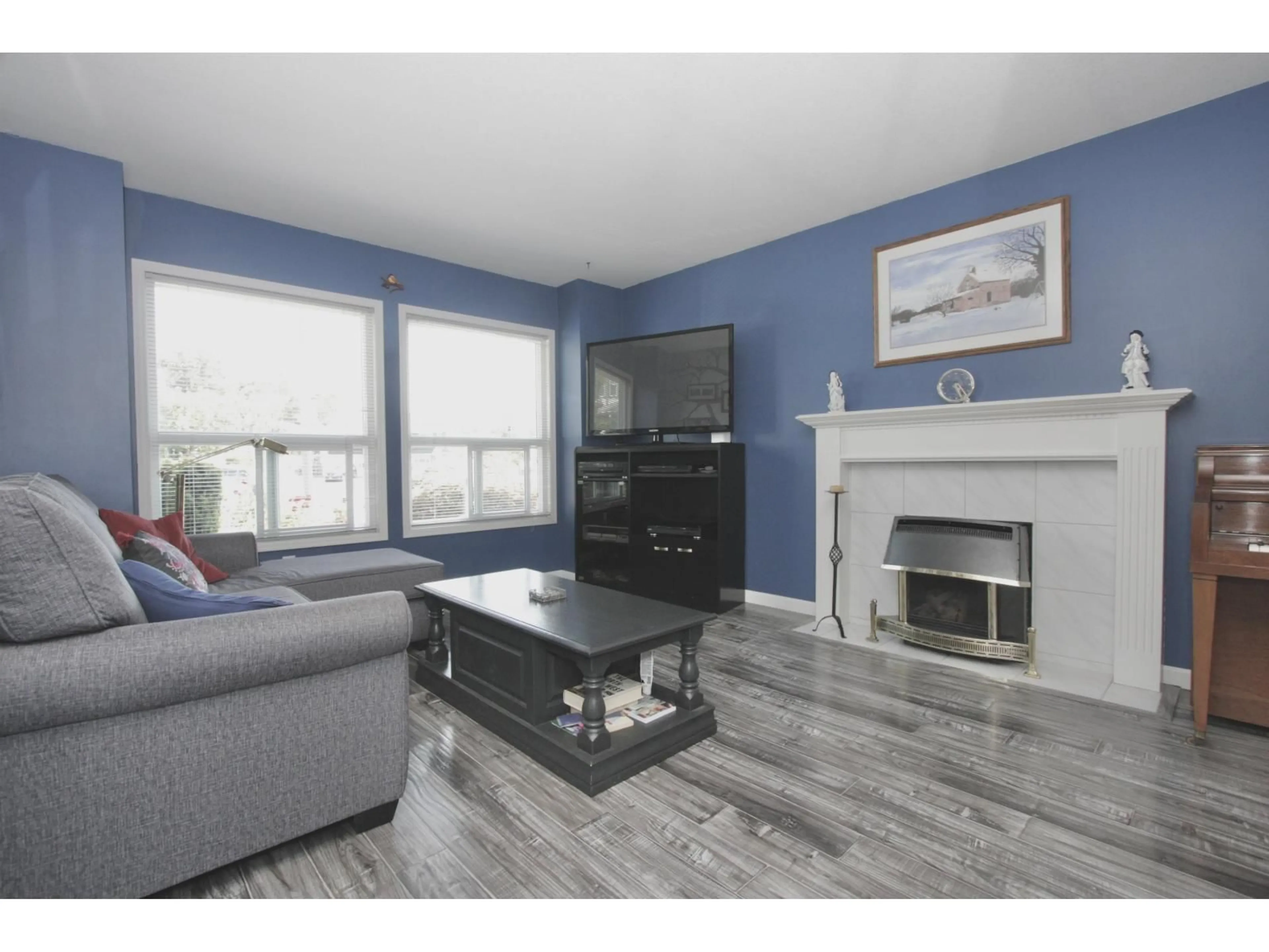 Living room with furniture, wood/laminate floor for 3911 WATERTON CRESCENT, Abbotsford British Columbia V3G1J9