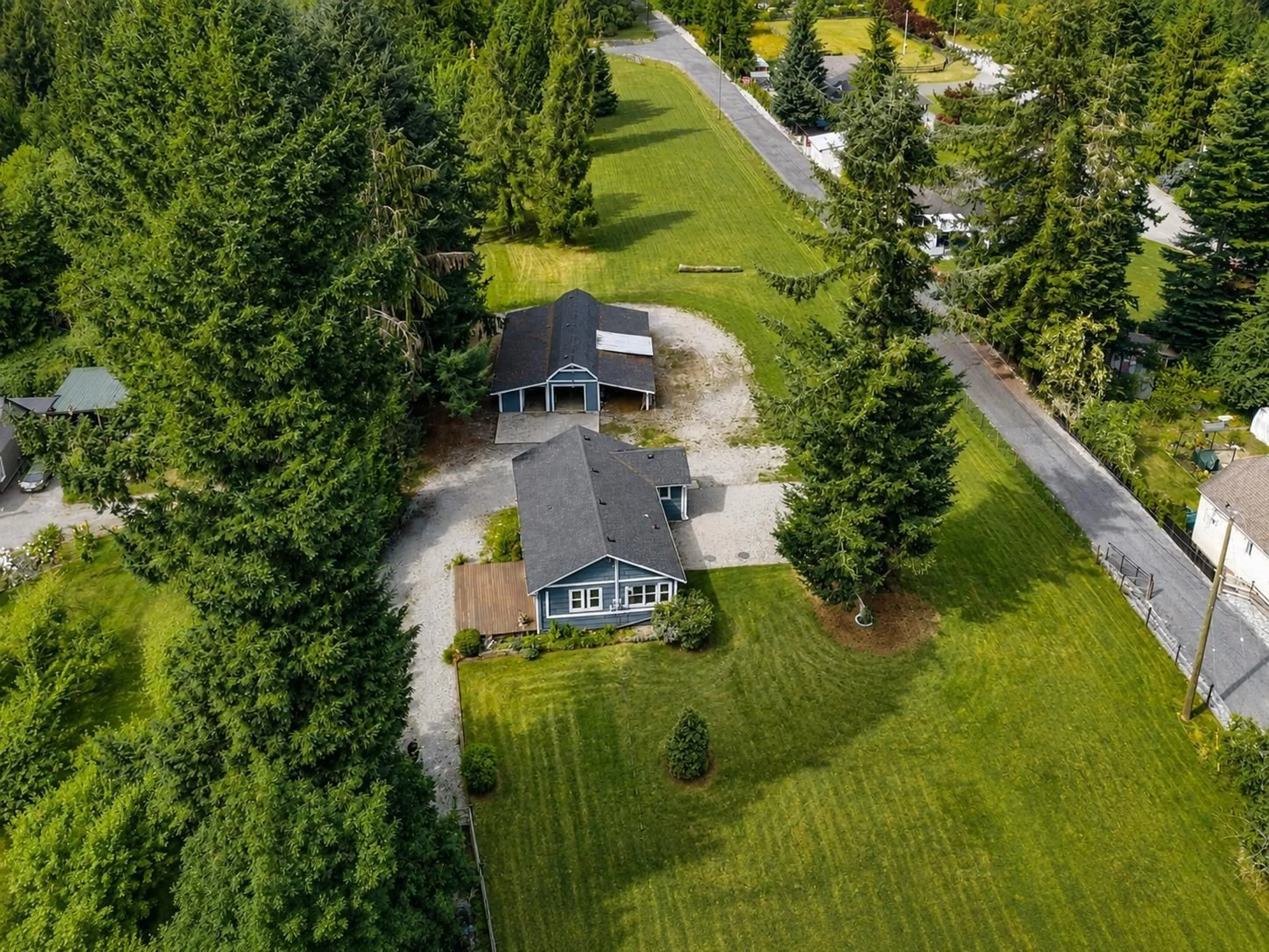A pic from outside/outdoor area/front of a property/back of a property/a pic from drone, unknown for 33625 FERNDALE AVENUE, Mission British Columbia V2V7G4